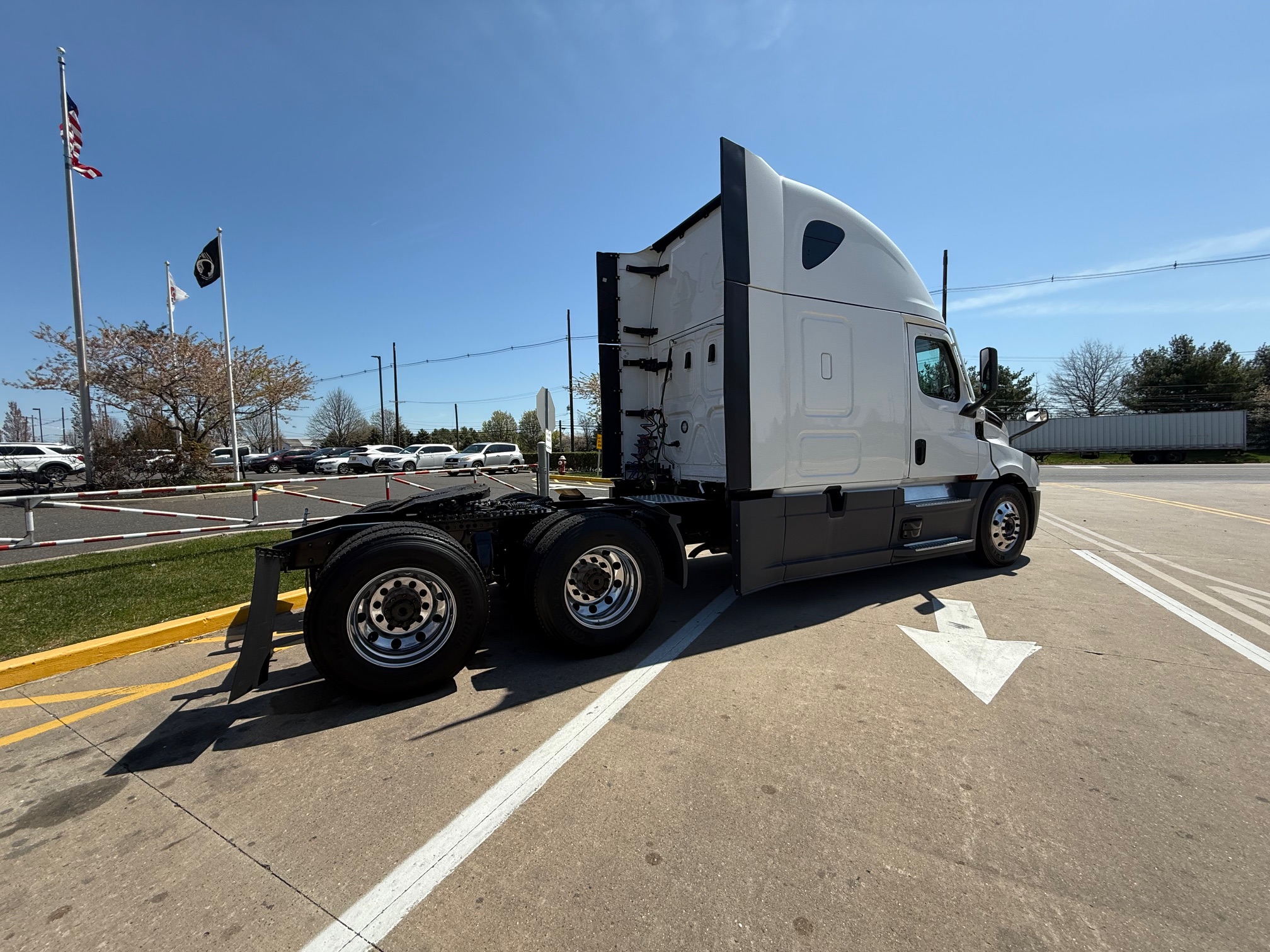 2023 FREIGHTLINER CASCADIA PT126S - image 4 of 6