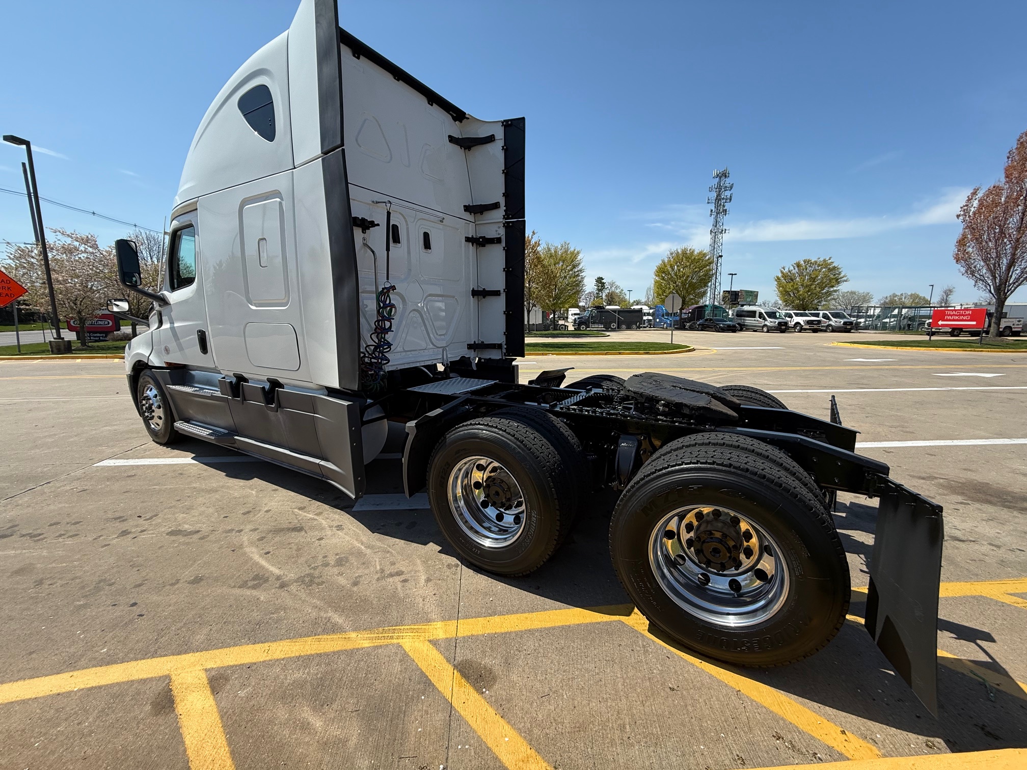 2023 FREIGHTLINER CASCADIA PT126S - image 5 of 6
