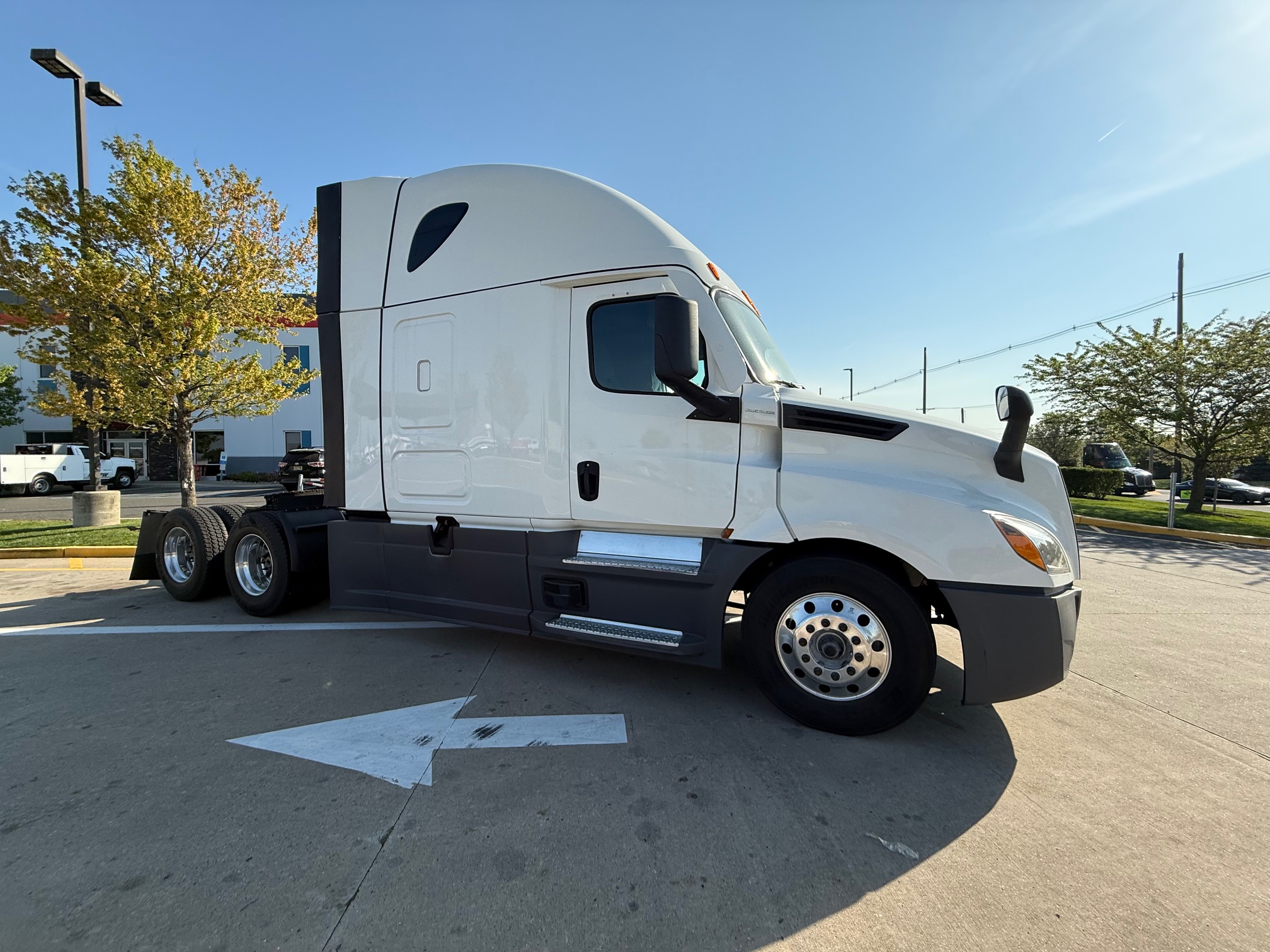 2023 FREIGHTLINER CASCADIA PT126S - image 1 of 6