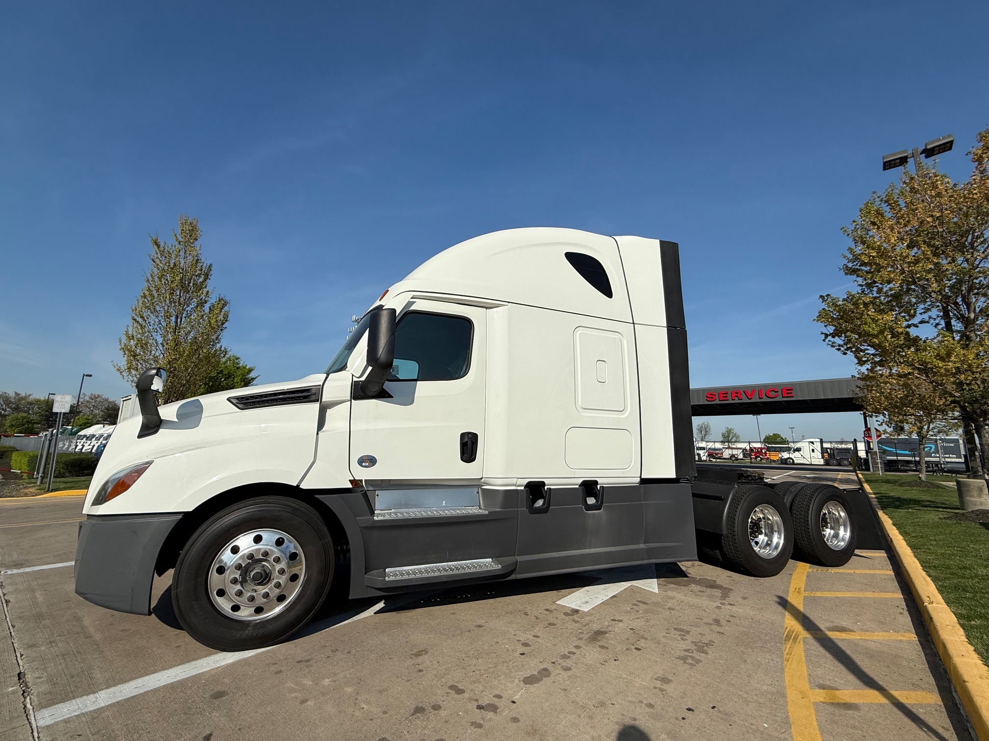 2023 FREIGHTLINER CASCADIA PT126S - image 3 of 6