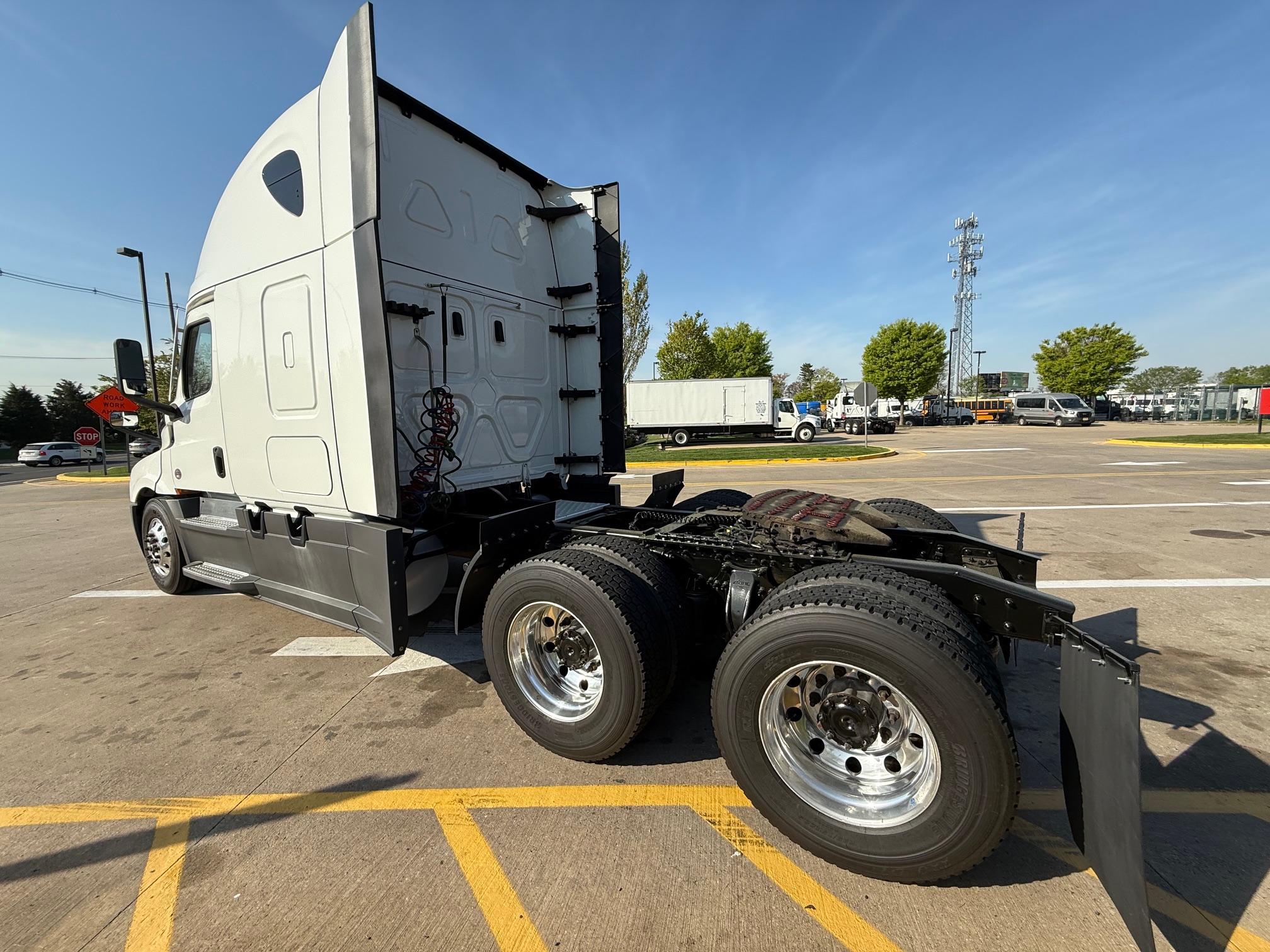 2023 FREIGHTLINER CASCADIA PT126S - image 4 of 6