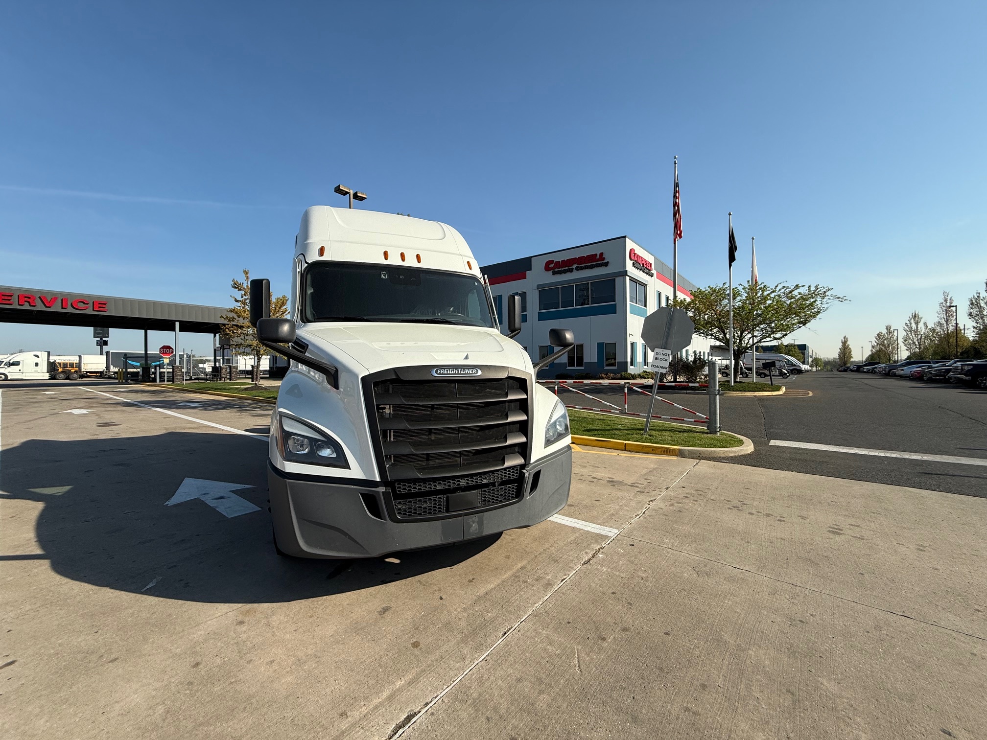 2023 FREIGHTLINER CASCADIA PT126S - image 2 of 6