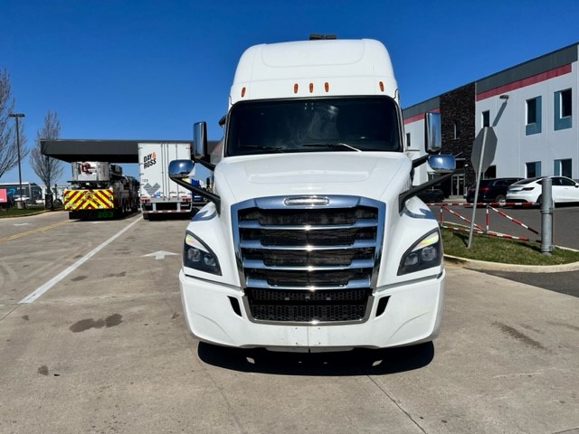 2019 Freightliner CASCADIA 126 - image 2 of 6