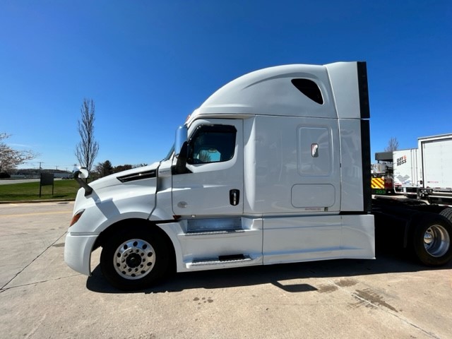 2019 Freightliner CASCADIA 126 - image 4 of 6