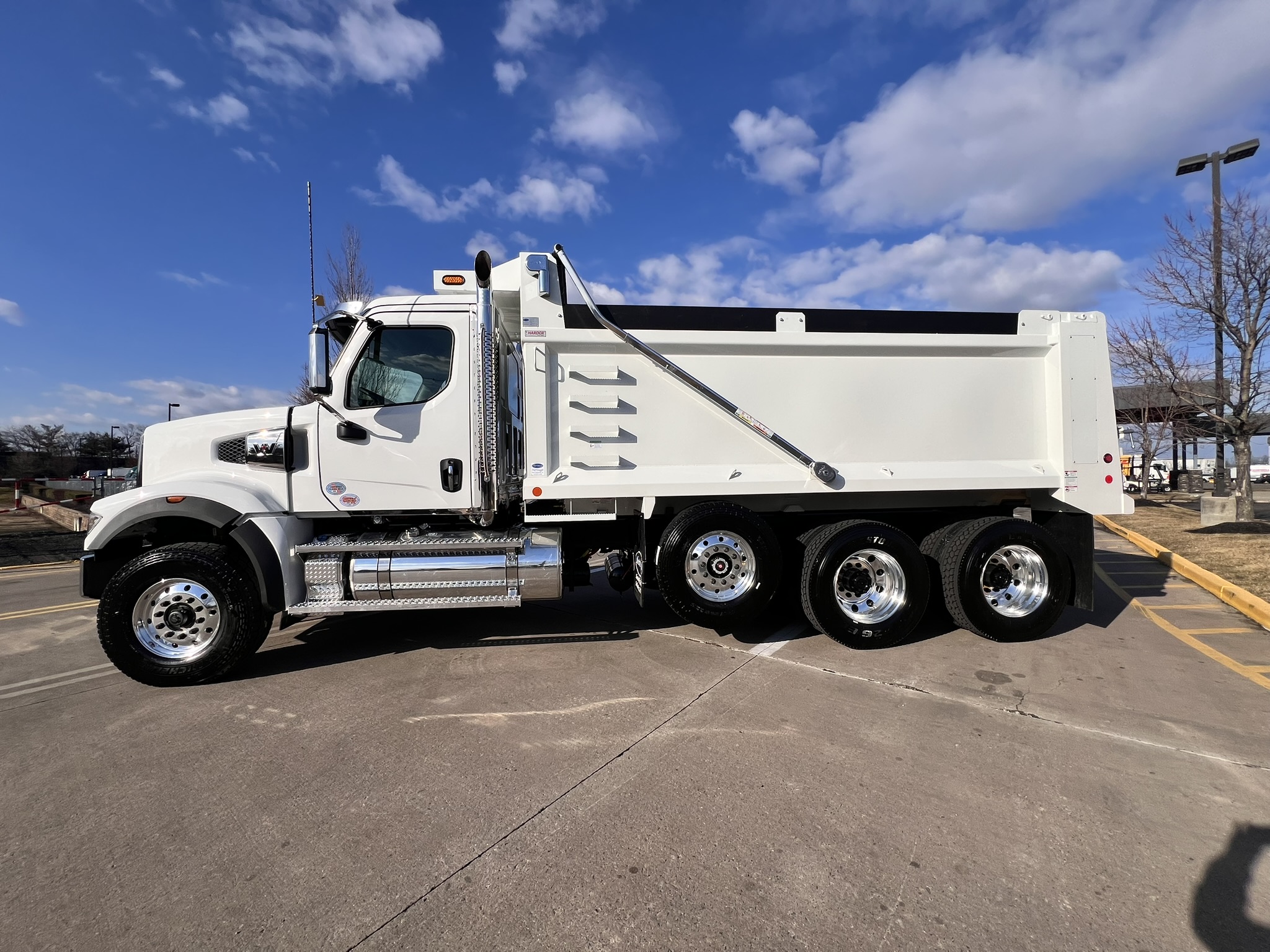 2025 Western Star Trucks 49X - image 2 of 6