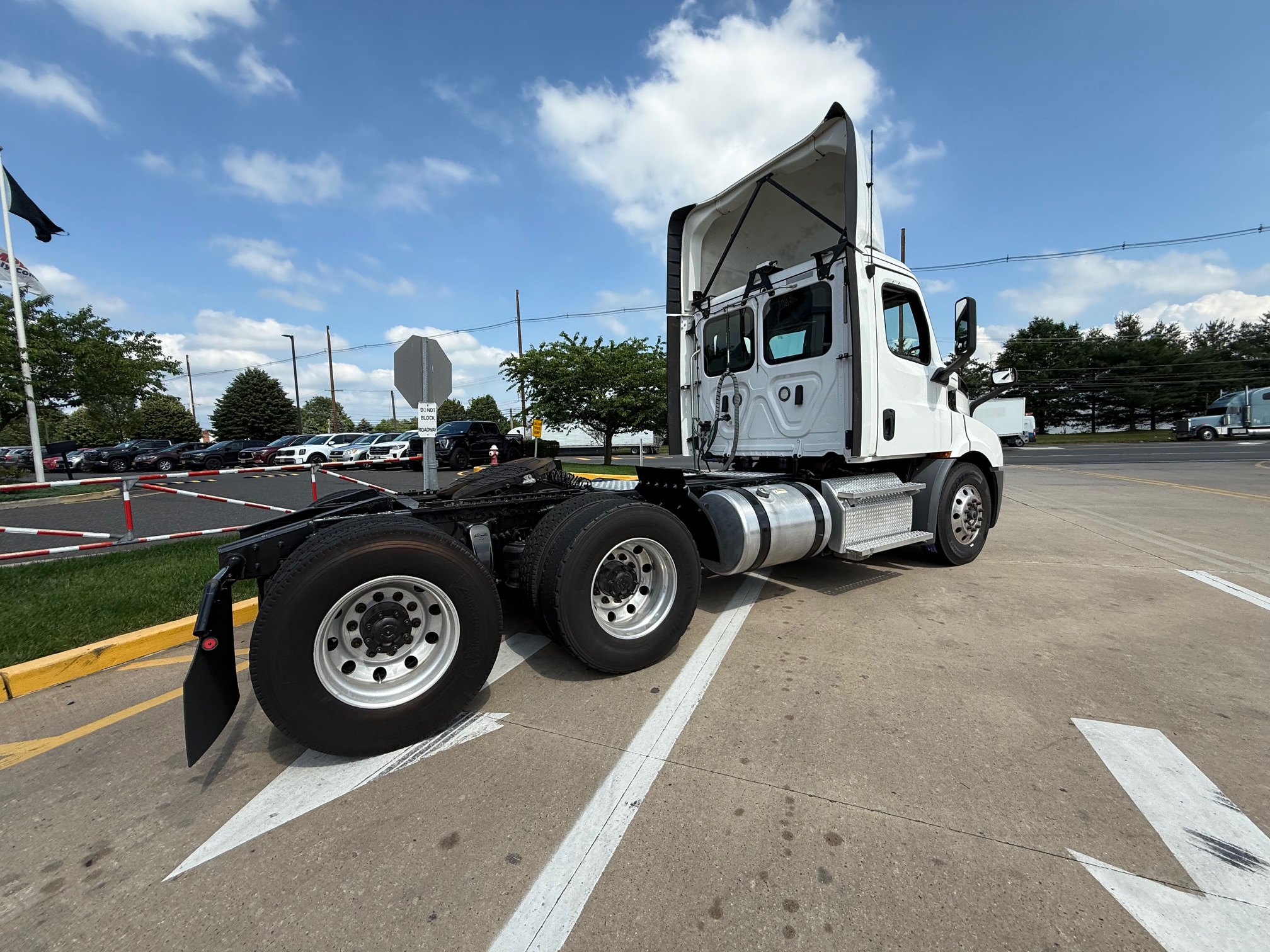2019 Freightliner CASCADIA PE116D - image 3 of 6