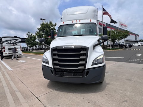 2020 Freightliner Cascadia PT126 - image 2 of 6