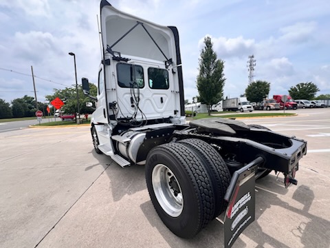 2020 Freightliner Cascadia PT126 - image 5 of 6