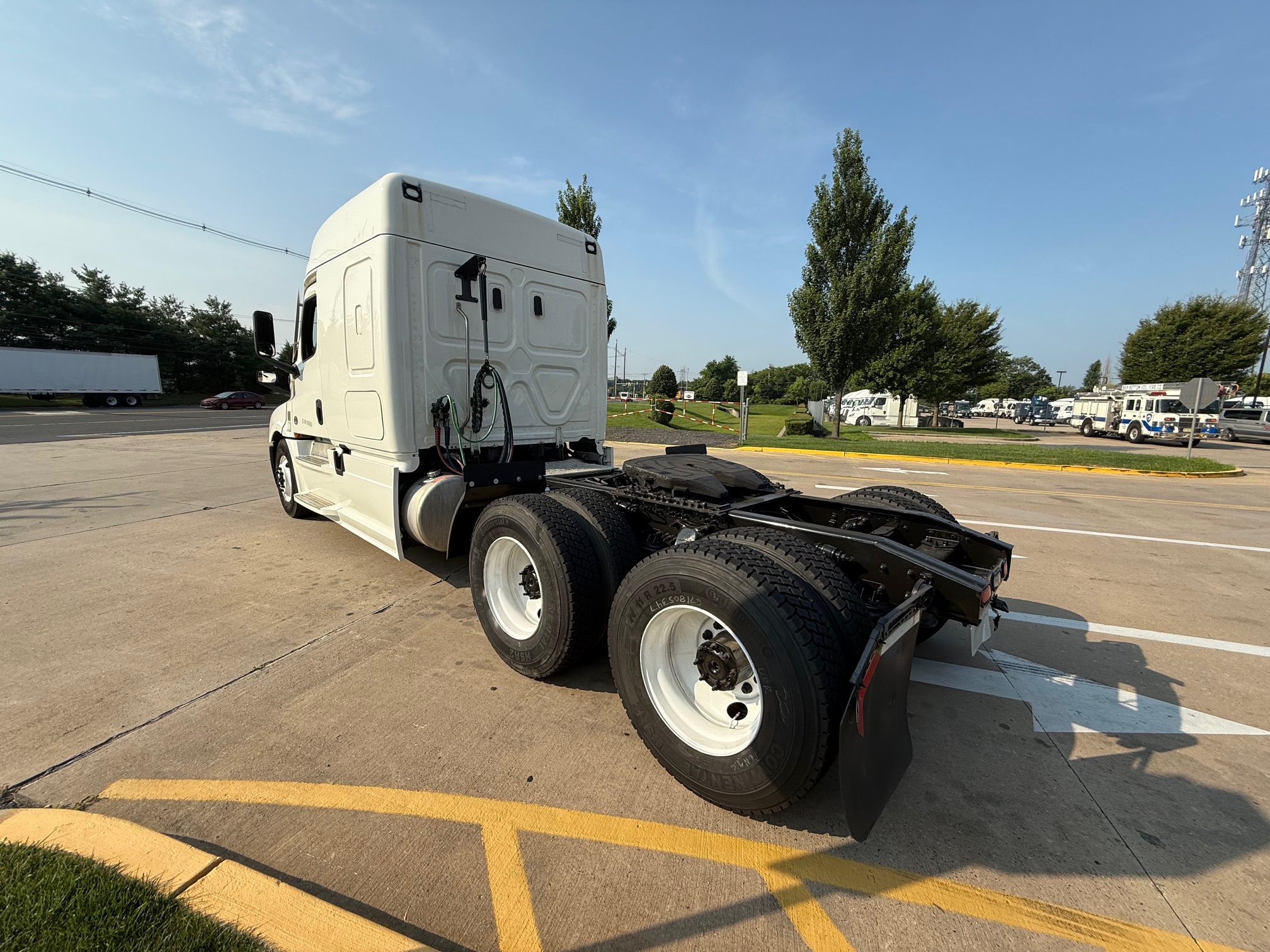2022 Freightliner CASCADIA 126 - image 4 of 6
