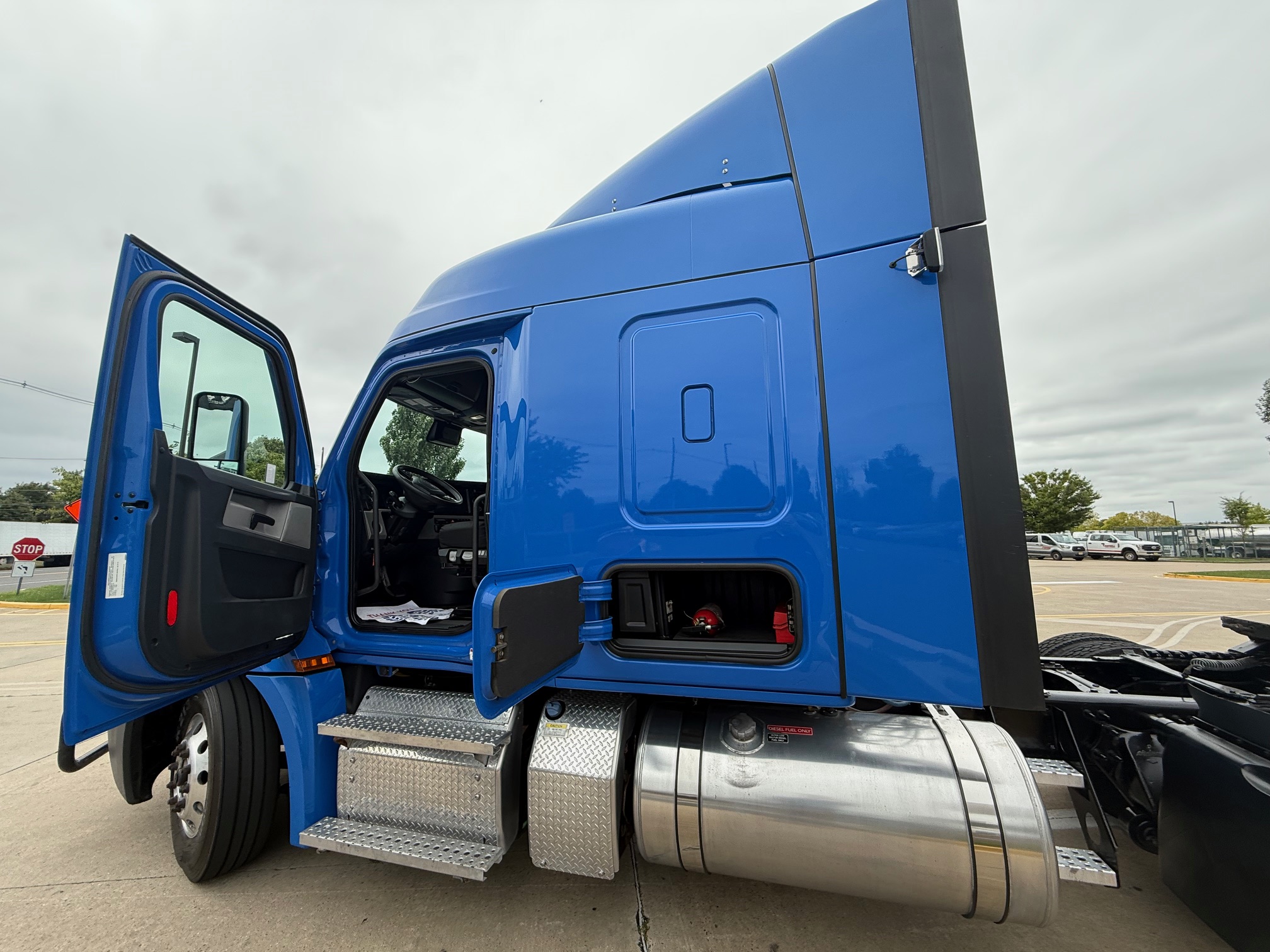 2022 FREIGHTLINER CASCADIA PT126S - image 4 of 6