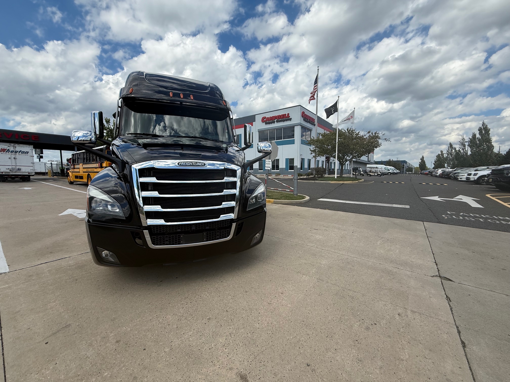 2020 Freightliner CASCADIA 126 - image 2 of 6
