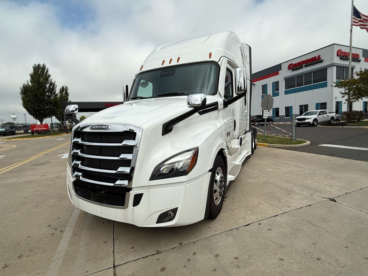 2025 FREIGHTLINER CASCADIA 126 - image 1 of 6