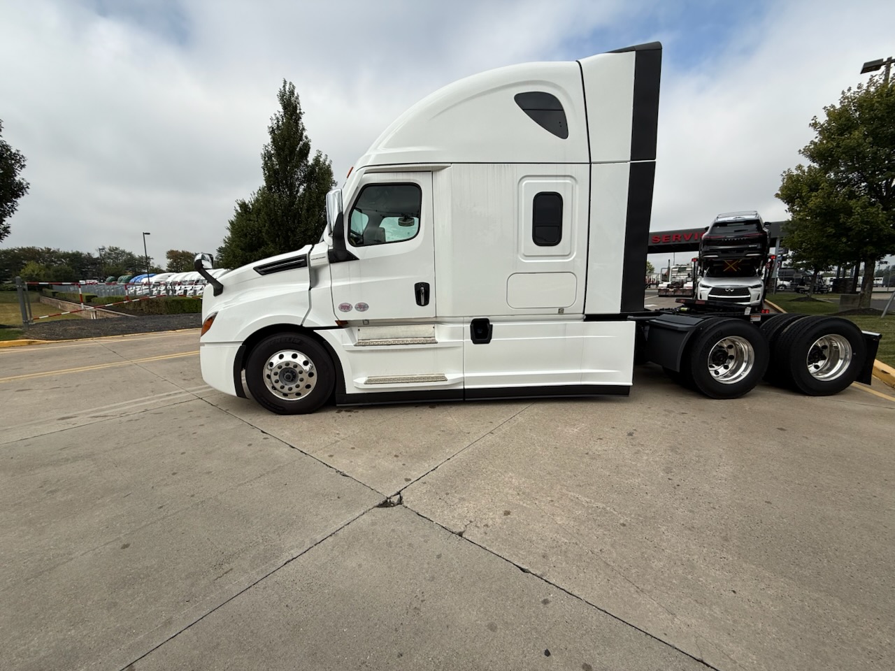 2025 FREIGHTLINER CASCADIA 126 - image 2 of 6