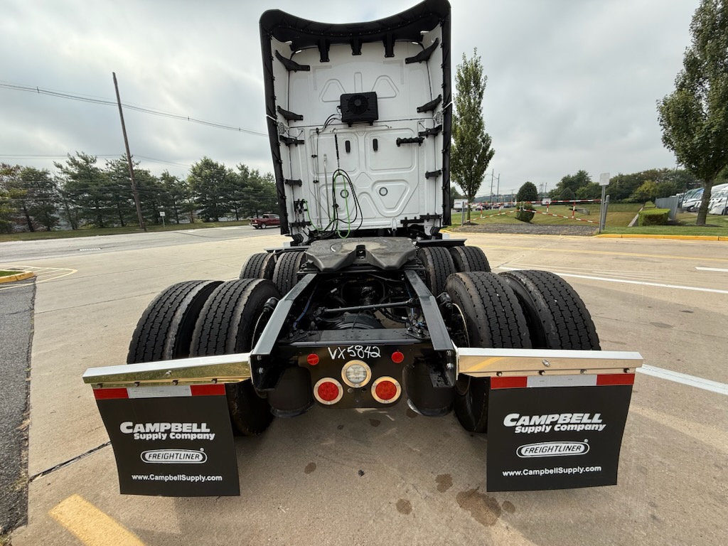 2025 FREIGHTLINER CASCADIA 126 - image 3 of 6