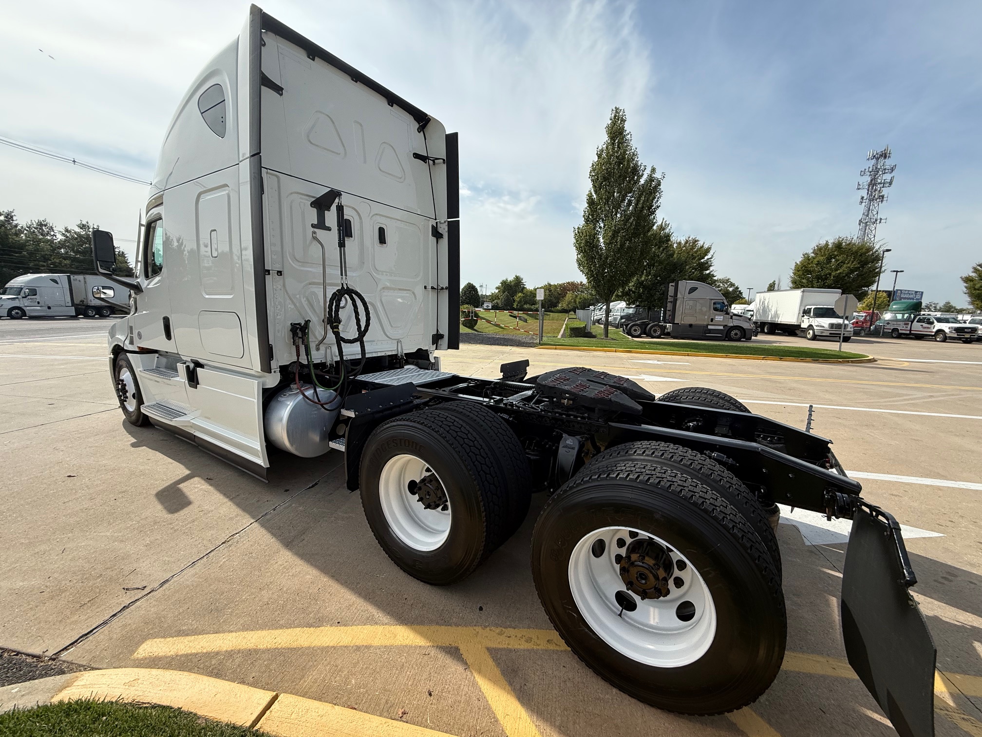 2022 Freightliner CA126SLP - image 4 of 6