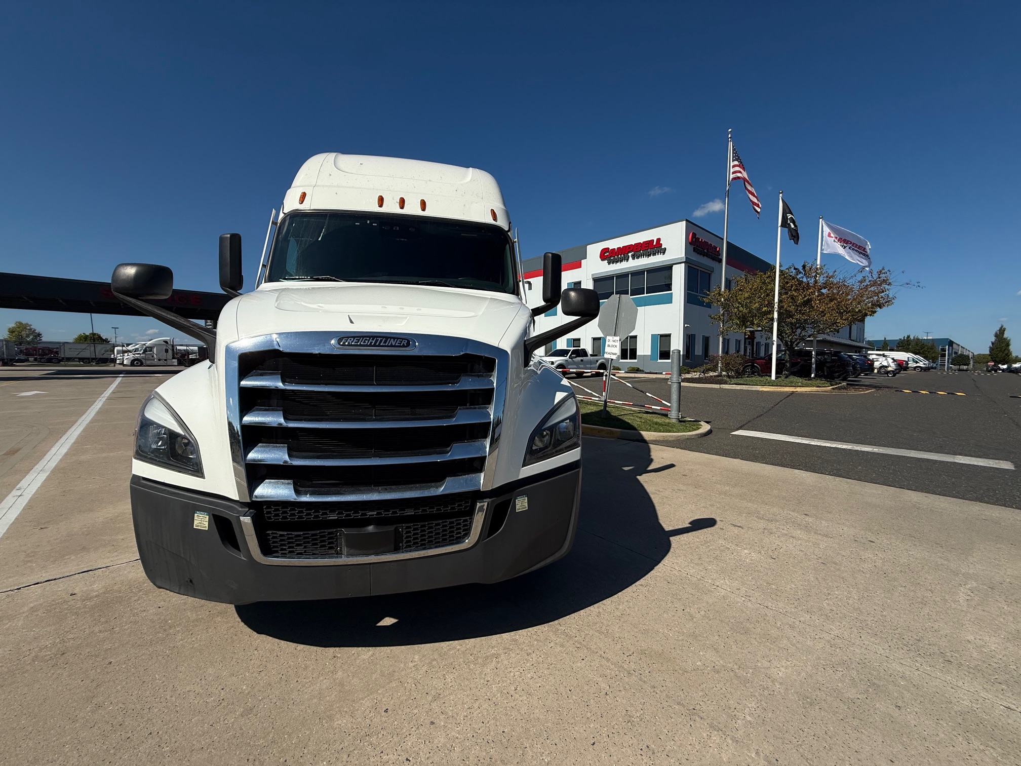 2022 Freightliner CASCADIA 126 - image 2 of 6