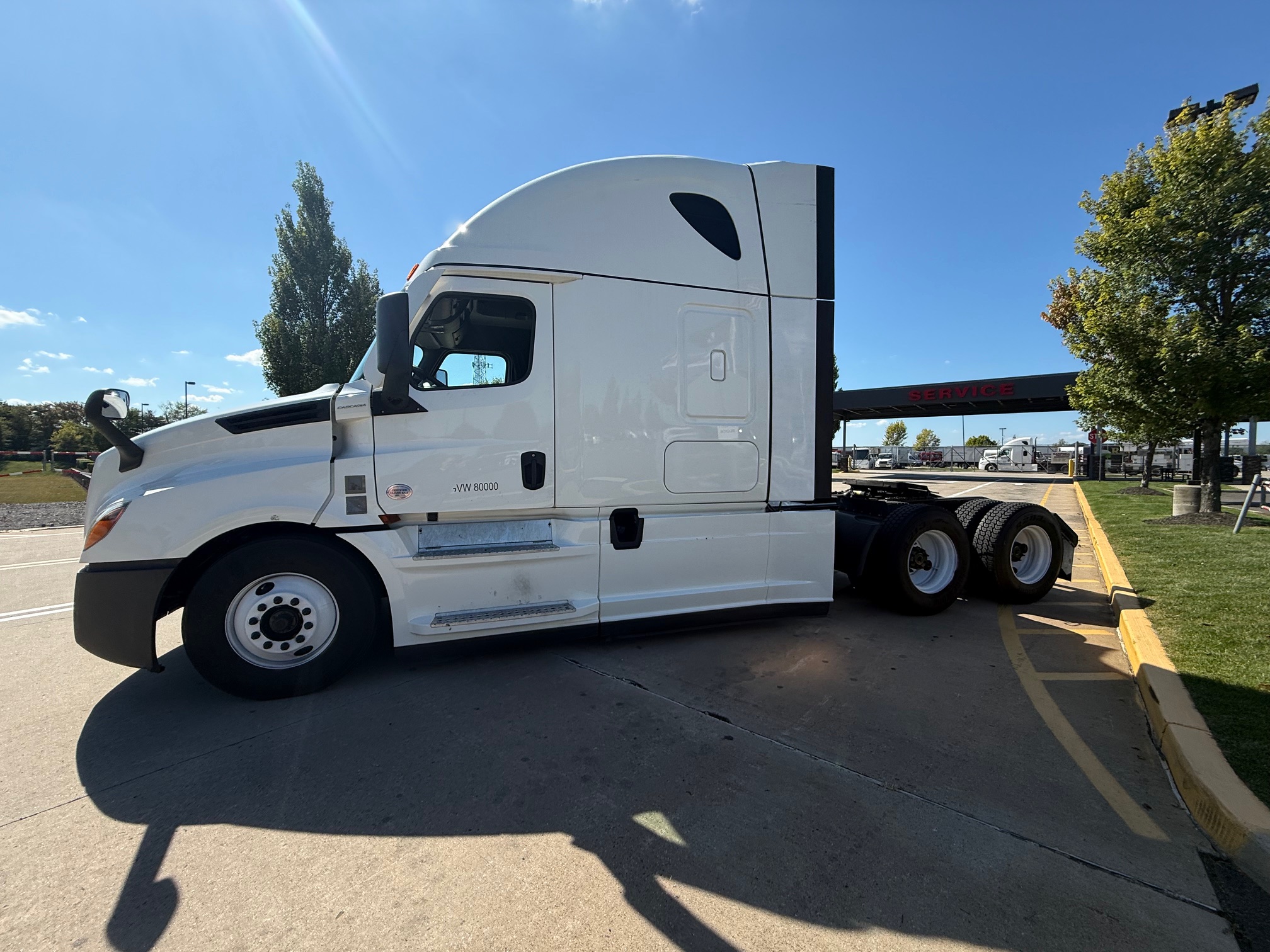 2022 Freightliner CASCADIA 126 - image 3 of 6