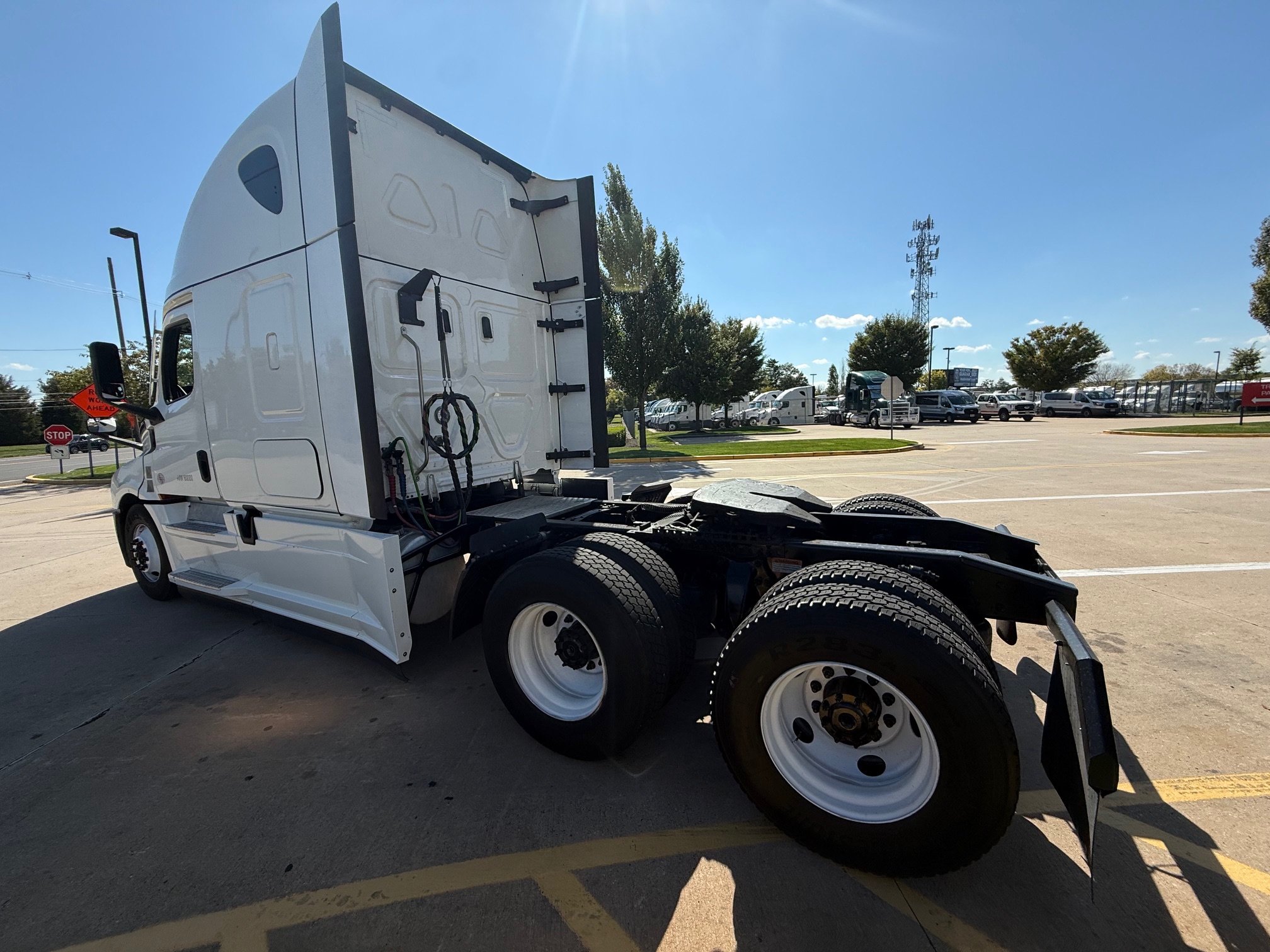 2022 Freightliner CASCADIA 126 - image 4 of 6