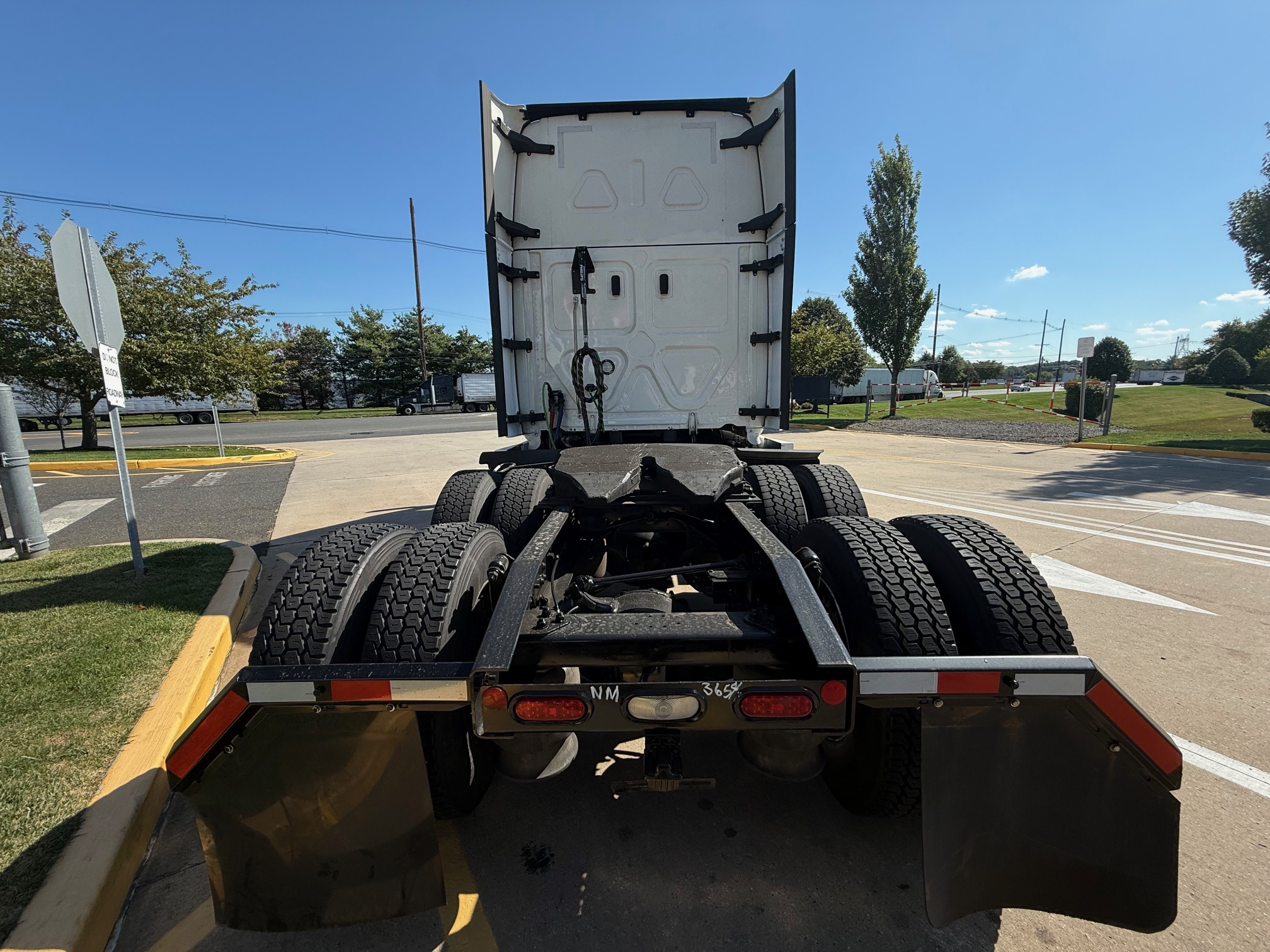 2022 Freightliner CASCADIA 126 - image 5 of 6