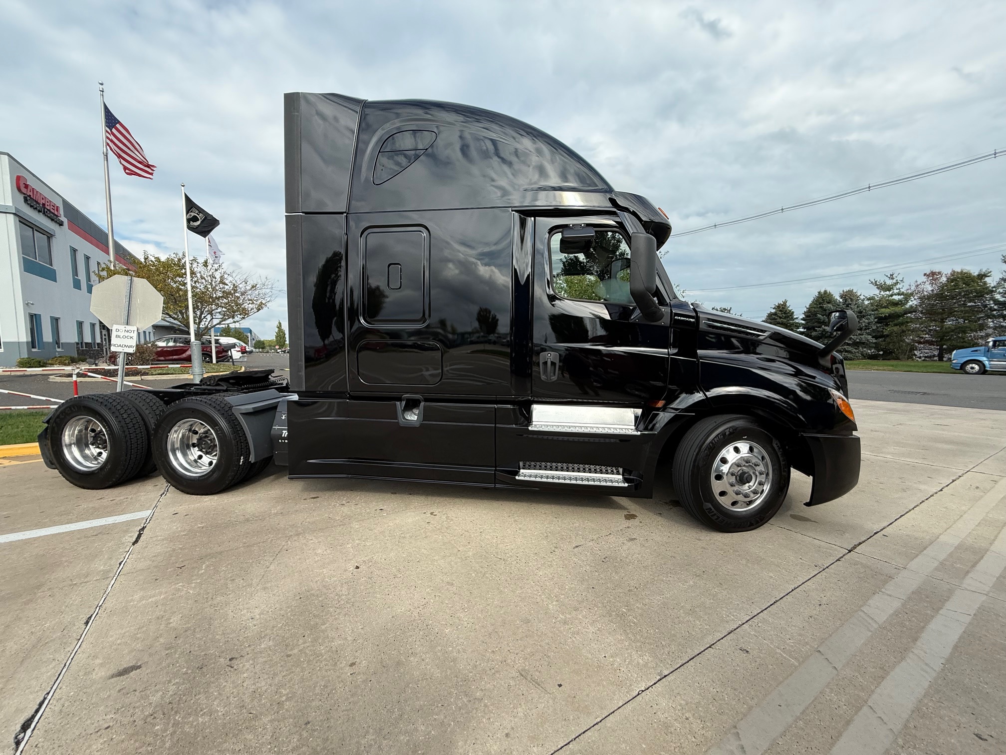2022 Freightliner CASCADIA 126 - image 1 of 6
