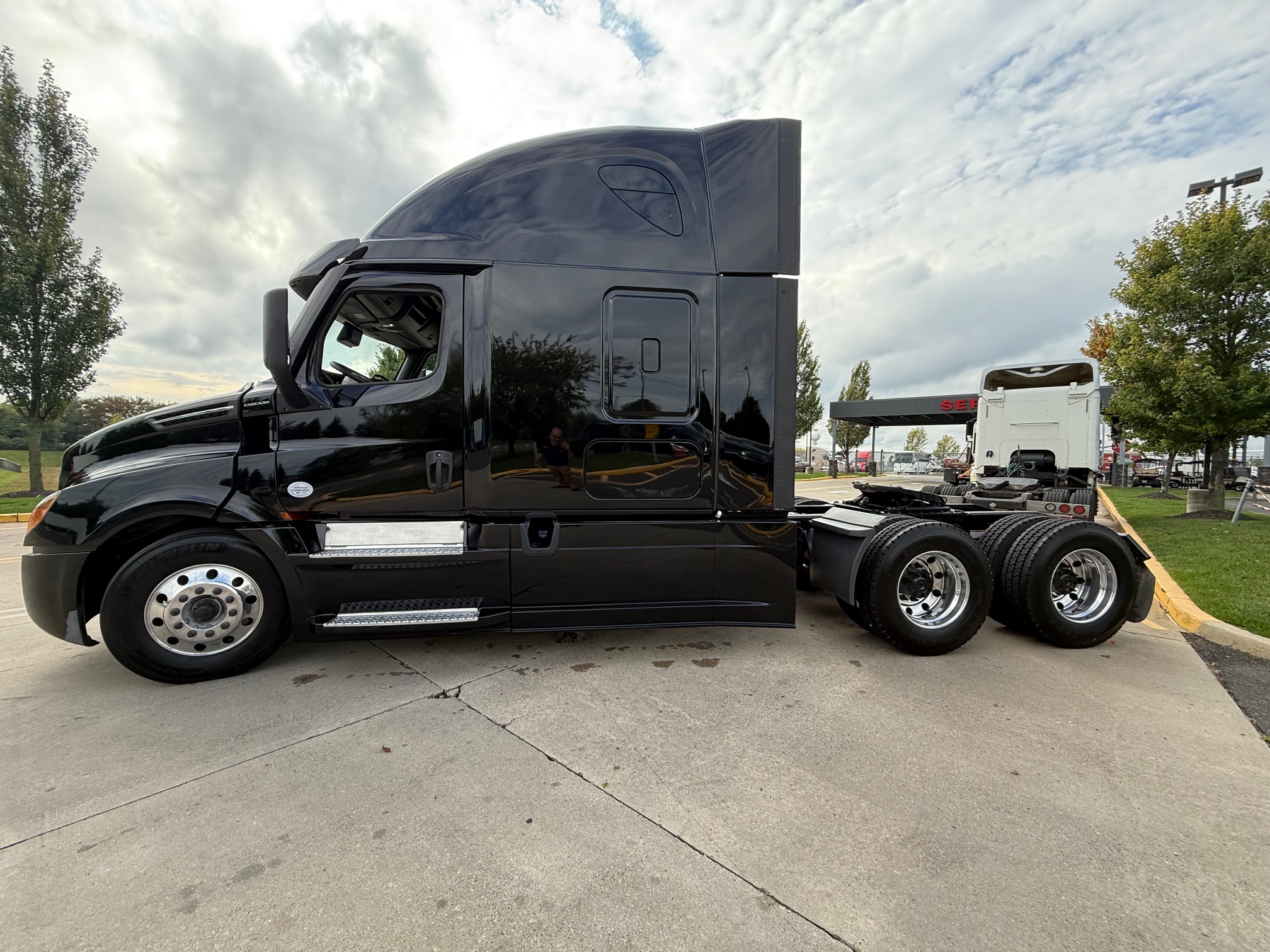 2022 FREIGHTLINER CASCADIA 126 - image 3 of 6
