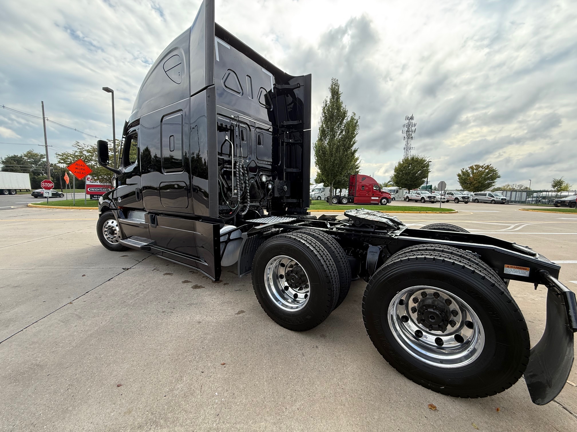2022 FREIGHTLINER CASCADIA 126 - image 4 of 6