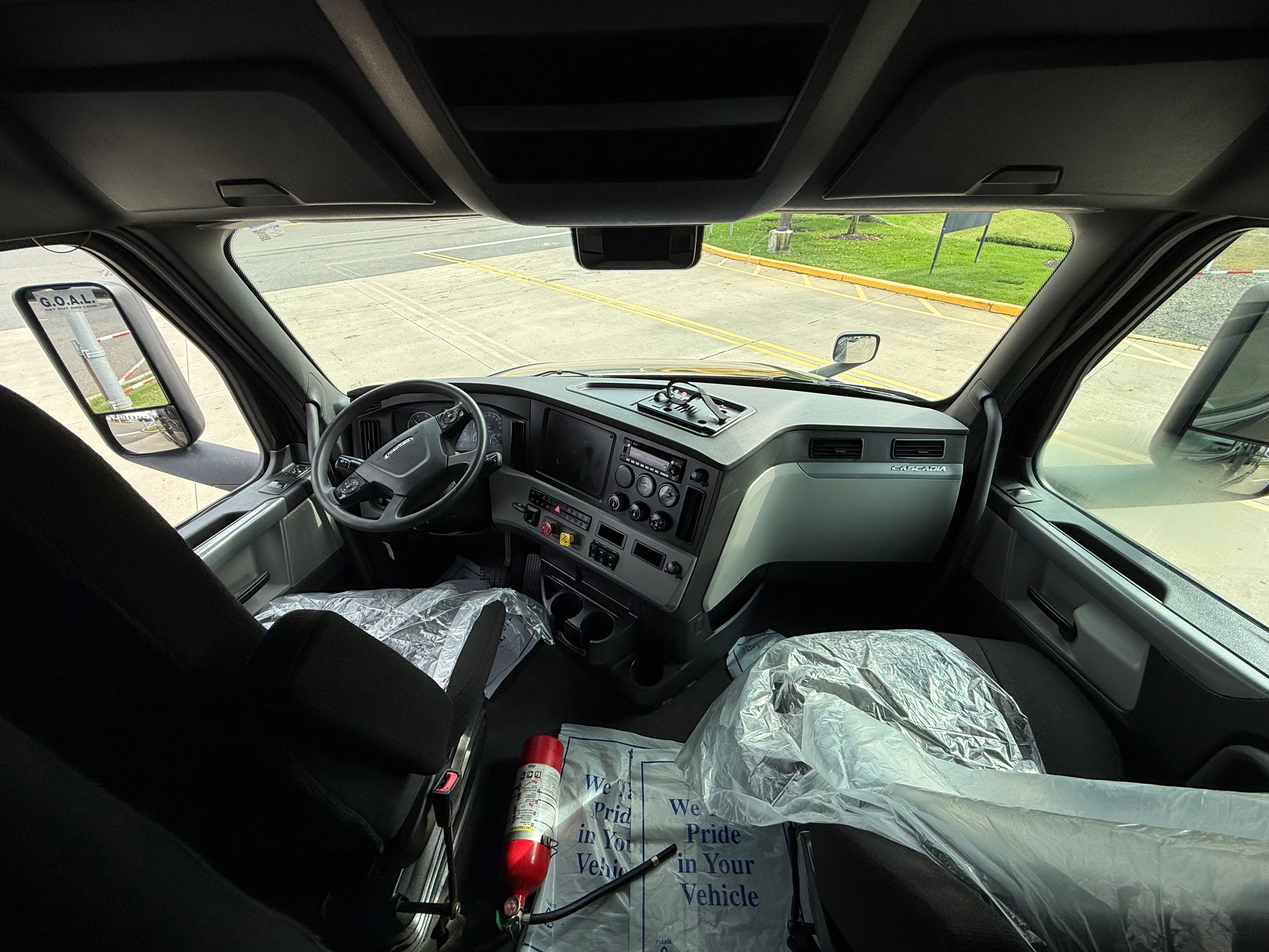 2022 Freightliner CASCADIA 126 - image 2 of 6