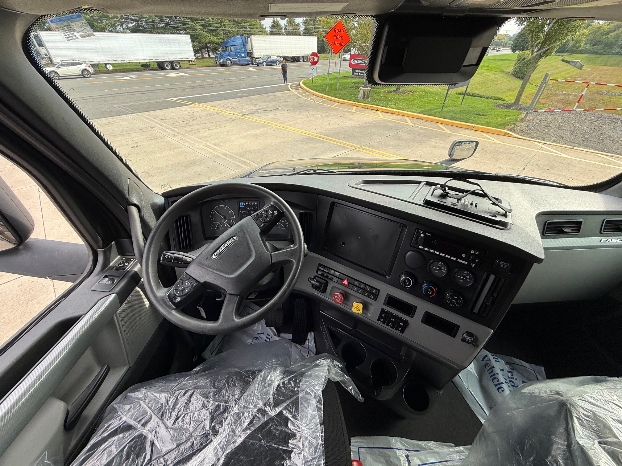 2022 Freightliner CASCADIA 126 - image 3 of 6