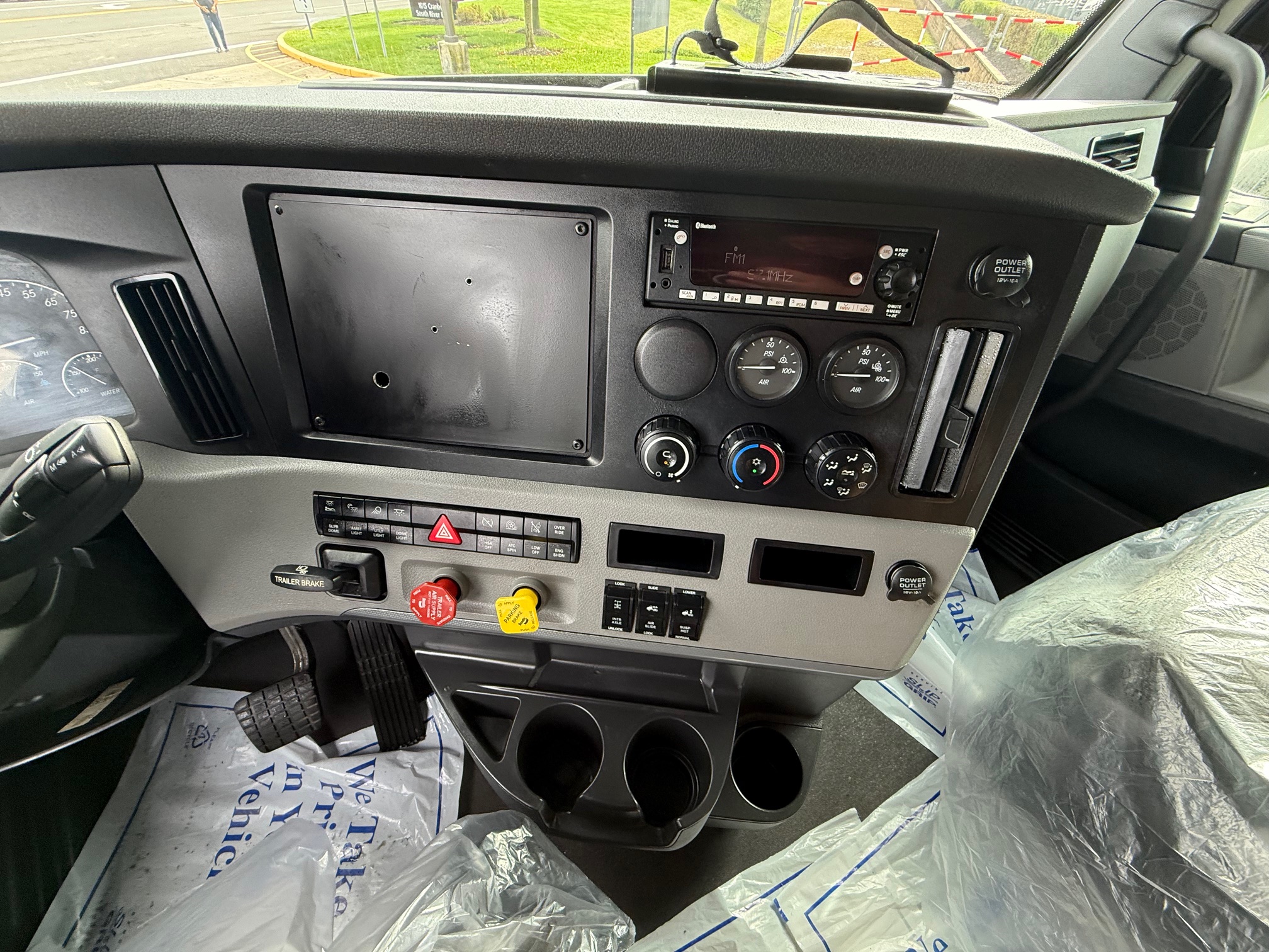 2022 Freightliner CASCADIA 126 - image 4 of 6