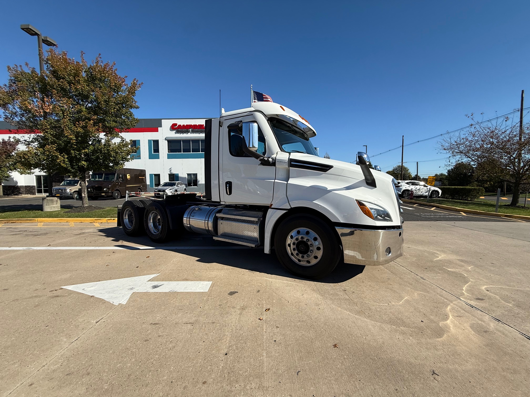 2021 FREIGHTLINER CASCADIA 126 - image 1 of 6