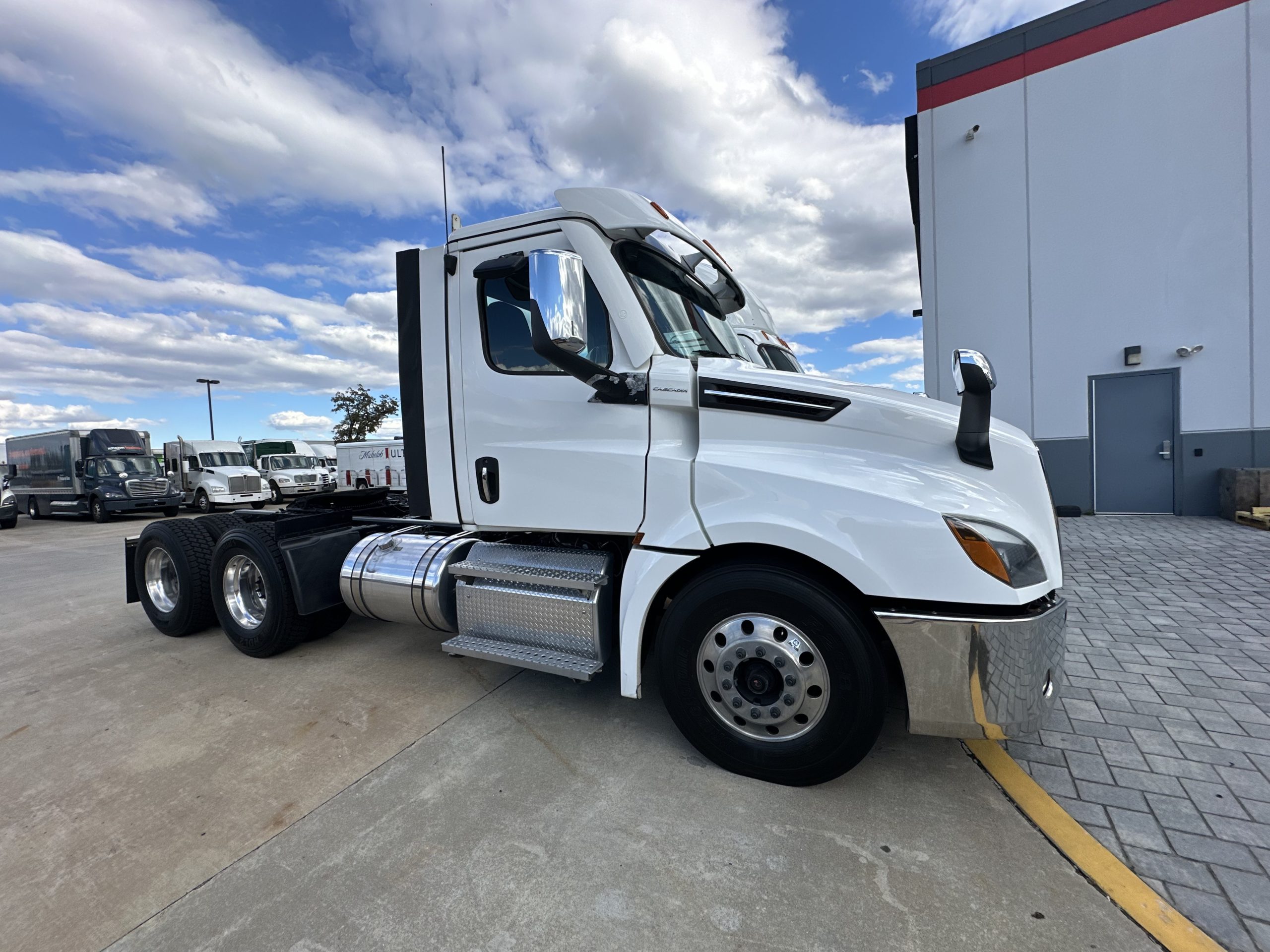 2021 FREIGHTLINER CASCADIA 126 2021 FREIGHTLINER CASCADIA 126 - image 1 of 2