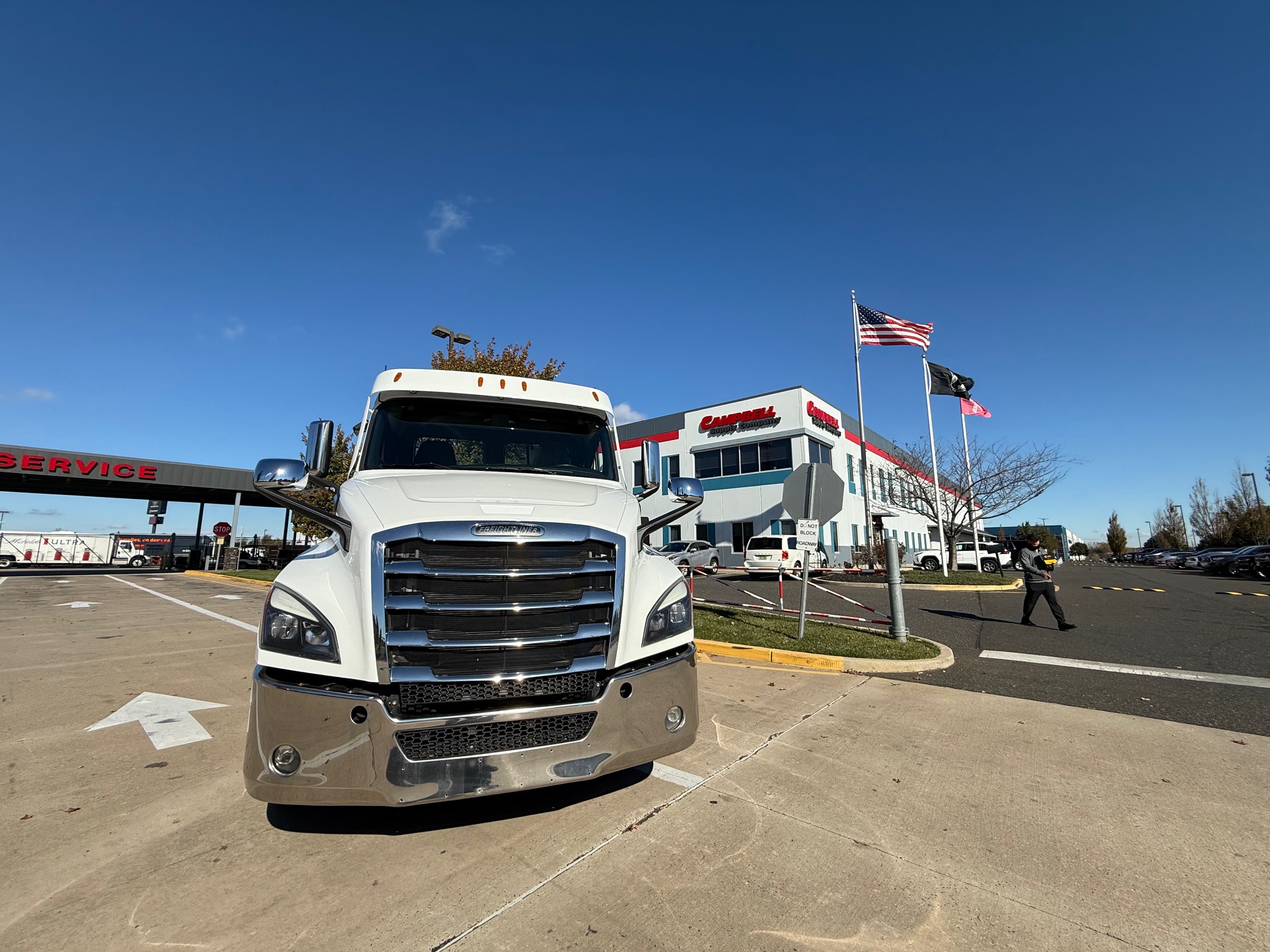 2021 FREIGHTLINER CASCADIA 126 - image 2 of 6