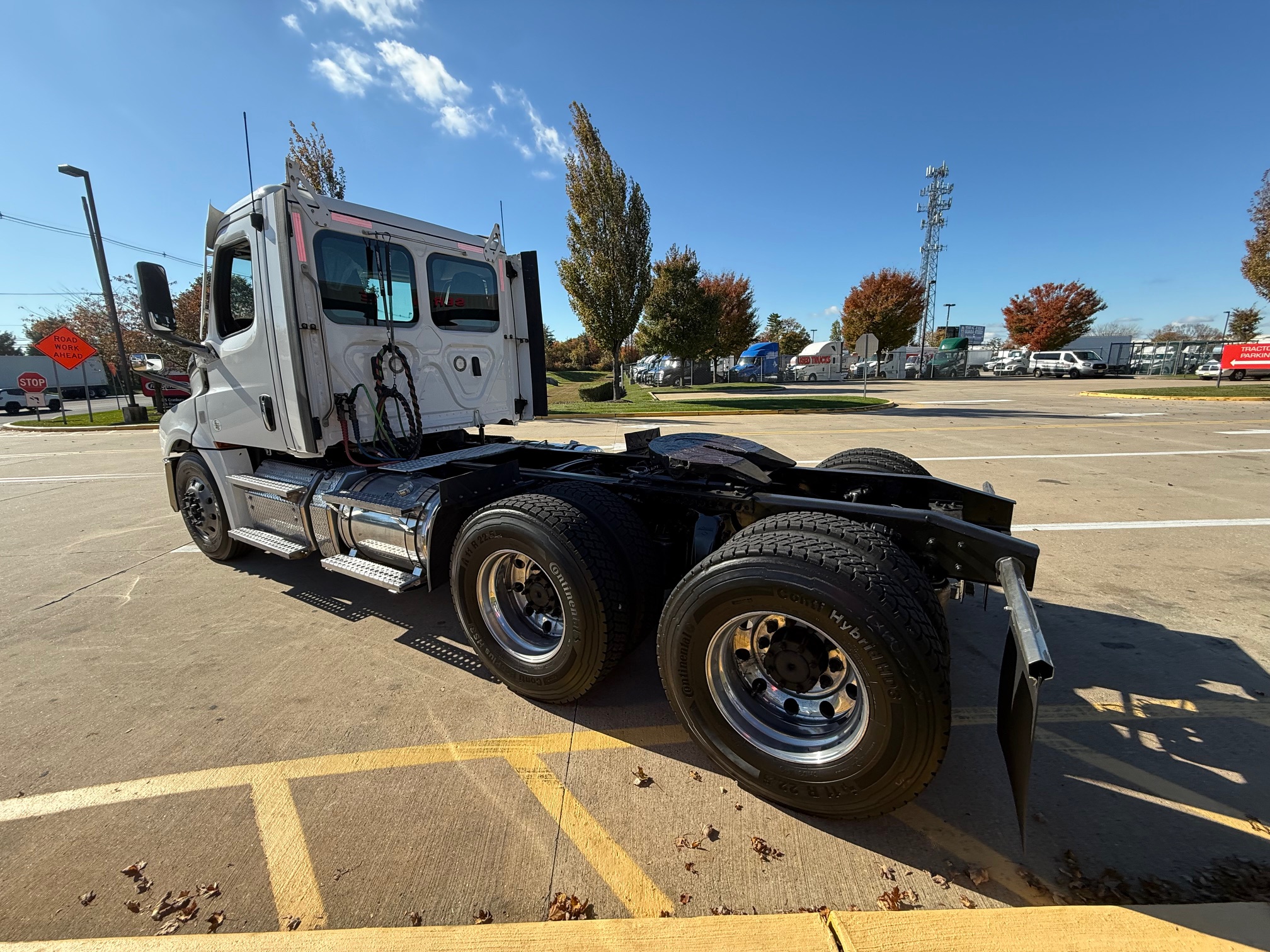 2021 FREIGHTLINER CASCADIA 126 - image 4 of 6