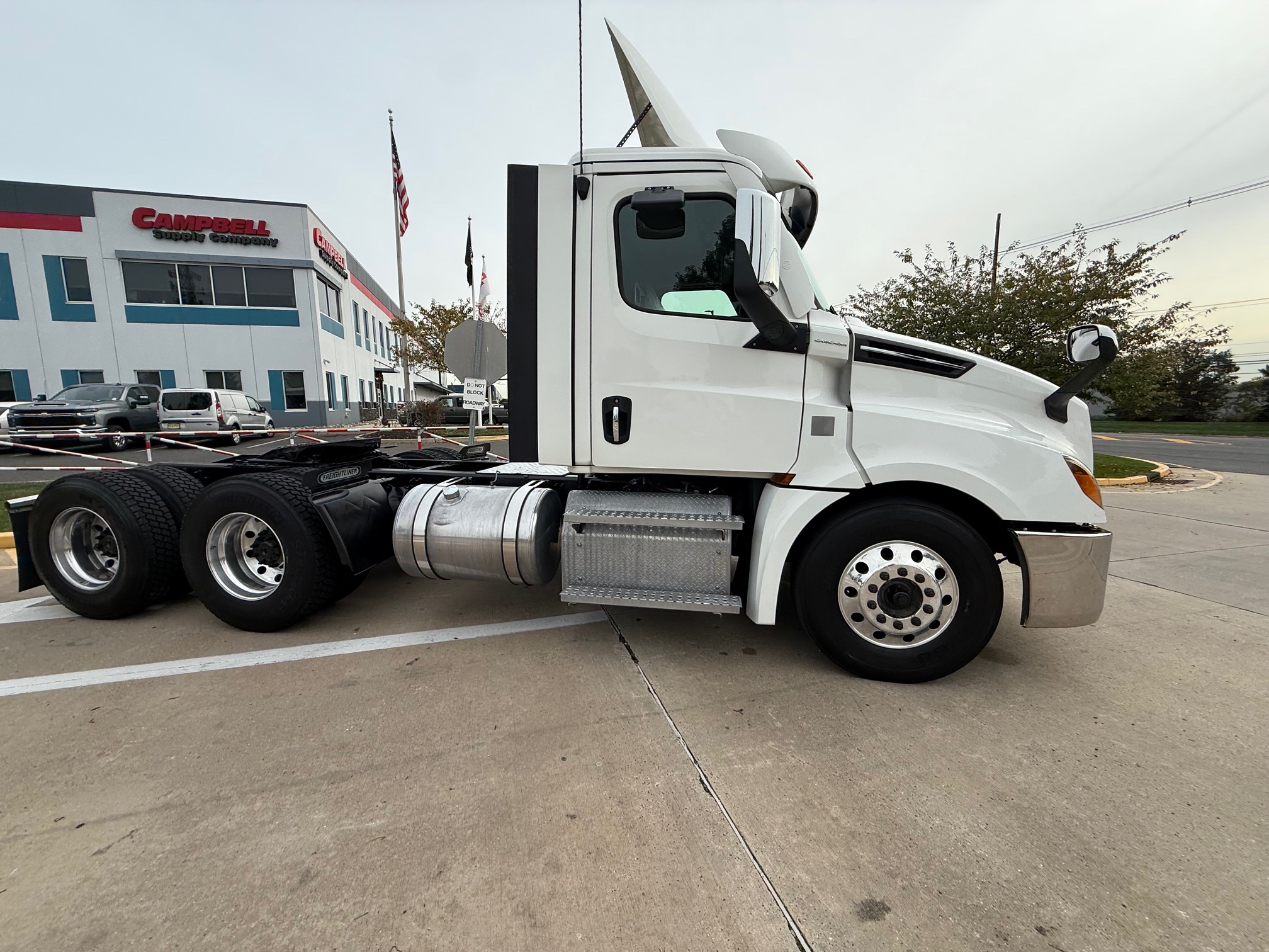 2021 FREIGHTLINER CASCADIA 126 - image 1 of 6
