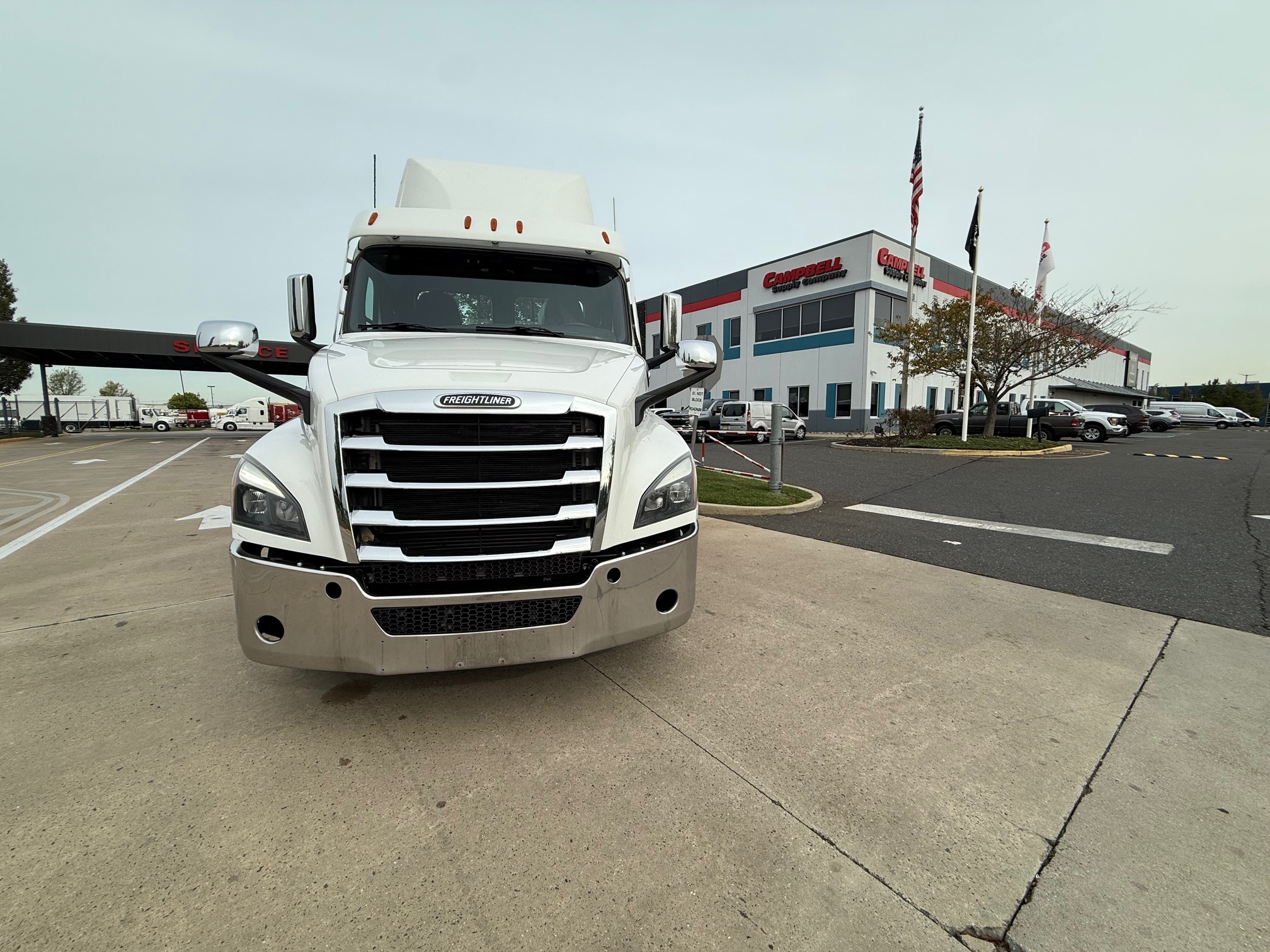 2021 FREIGHTLINER CASCADIA 126 - image 2 of 6