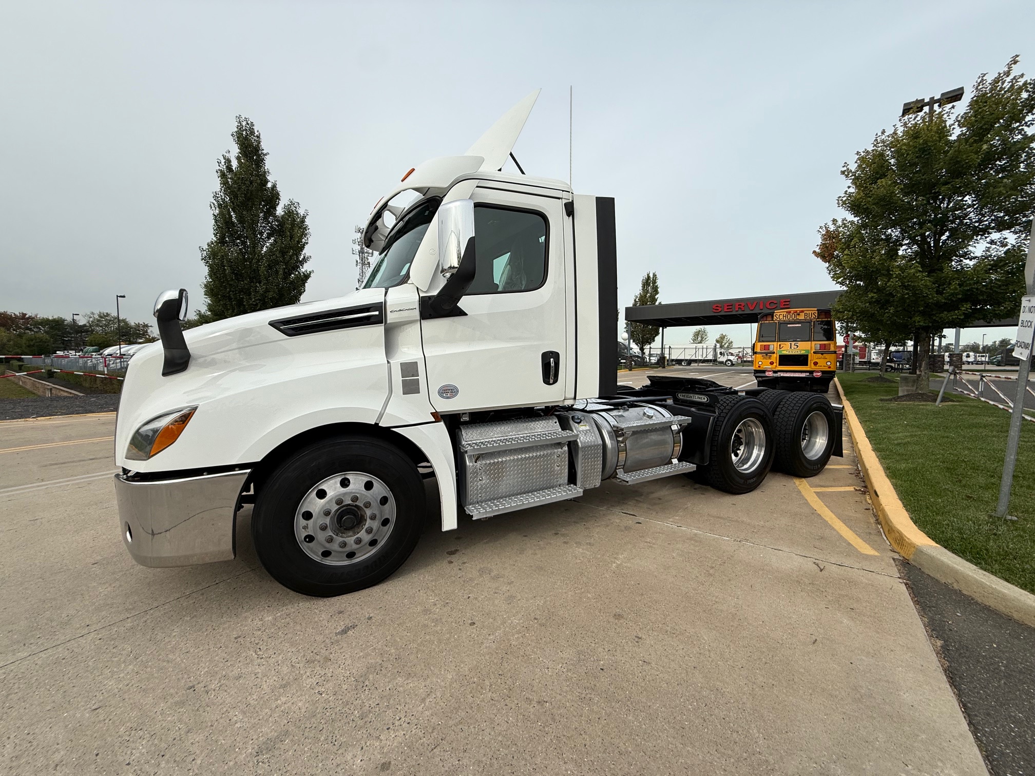 2021 FREIGHTLINER CASCADIA 126 - image 3 of 6