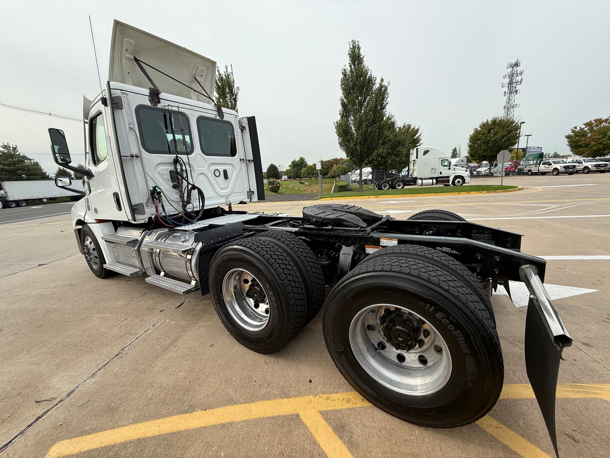2021 FREIGHTLINER CASCADIA 126 - image 4 of 6