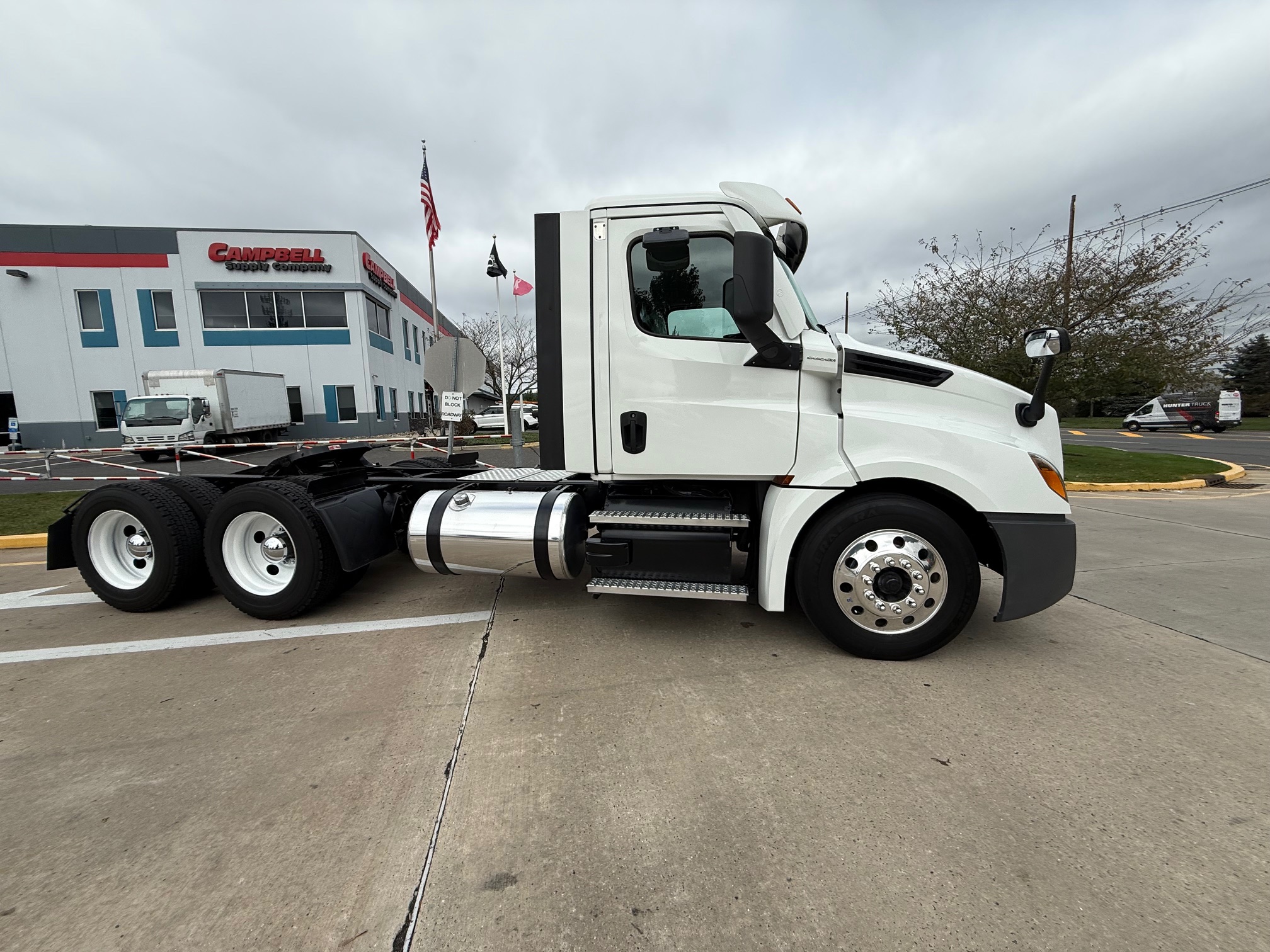 2021 FREIGHTLINER CASCADIA 126 2021 FREIGHTLINER CASCADIA 126 - image 1 of 6
