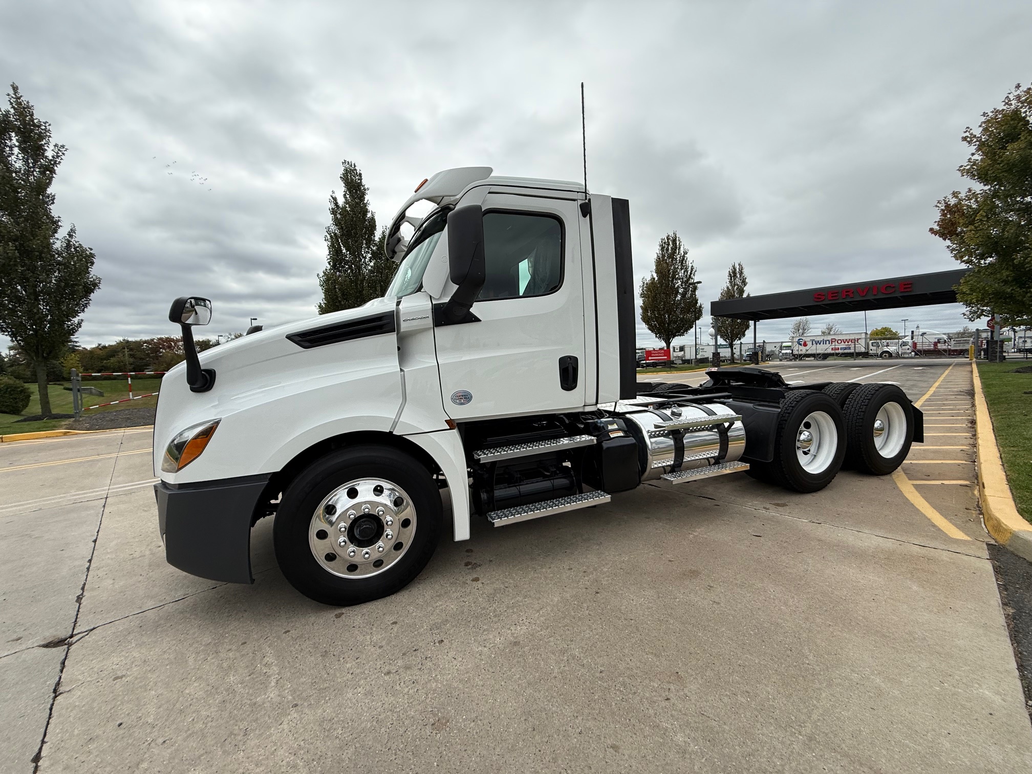 2021 FREIGHTLINER CASCADIA 126 2021 FREIGHTLINER CASCADIA 126 - image 3 of 6
