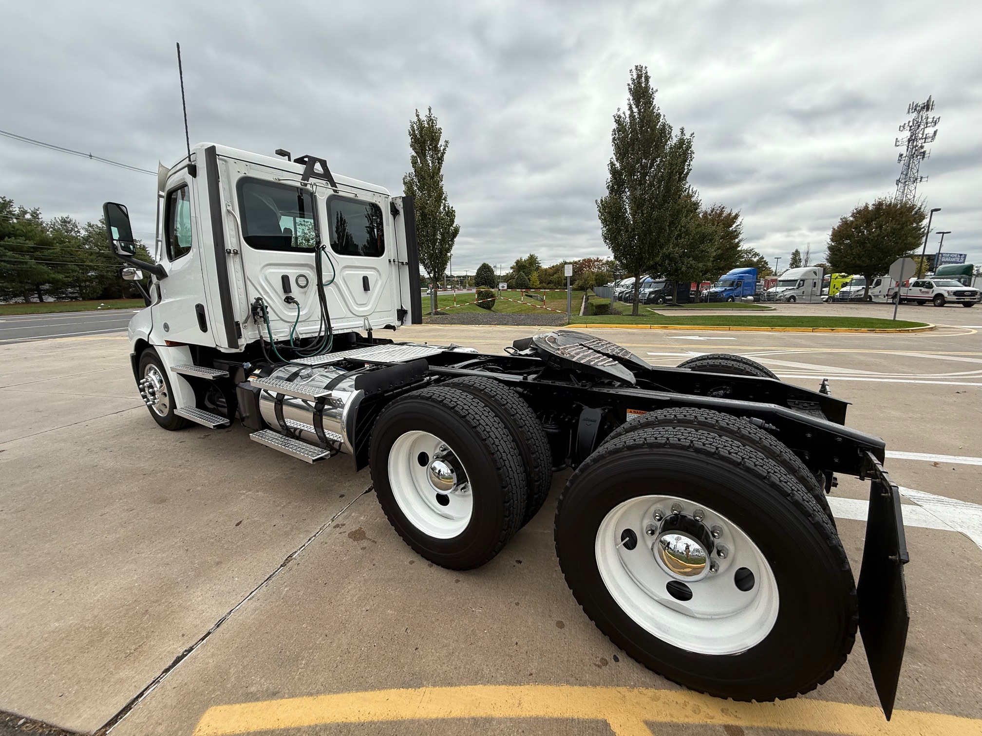 2021 FREIGHTLINER CASCADIA 126 2021 FREIGHTLINER CASCADIA 126 - image 4 of 6
