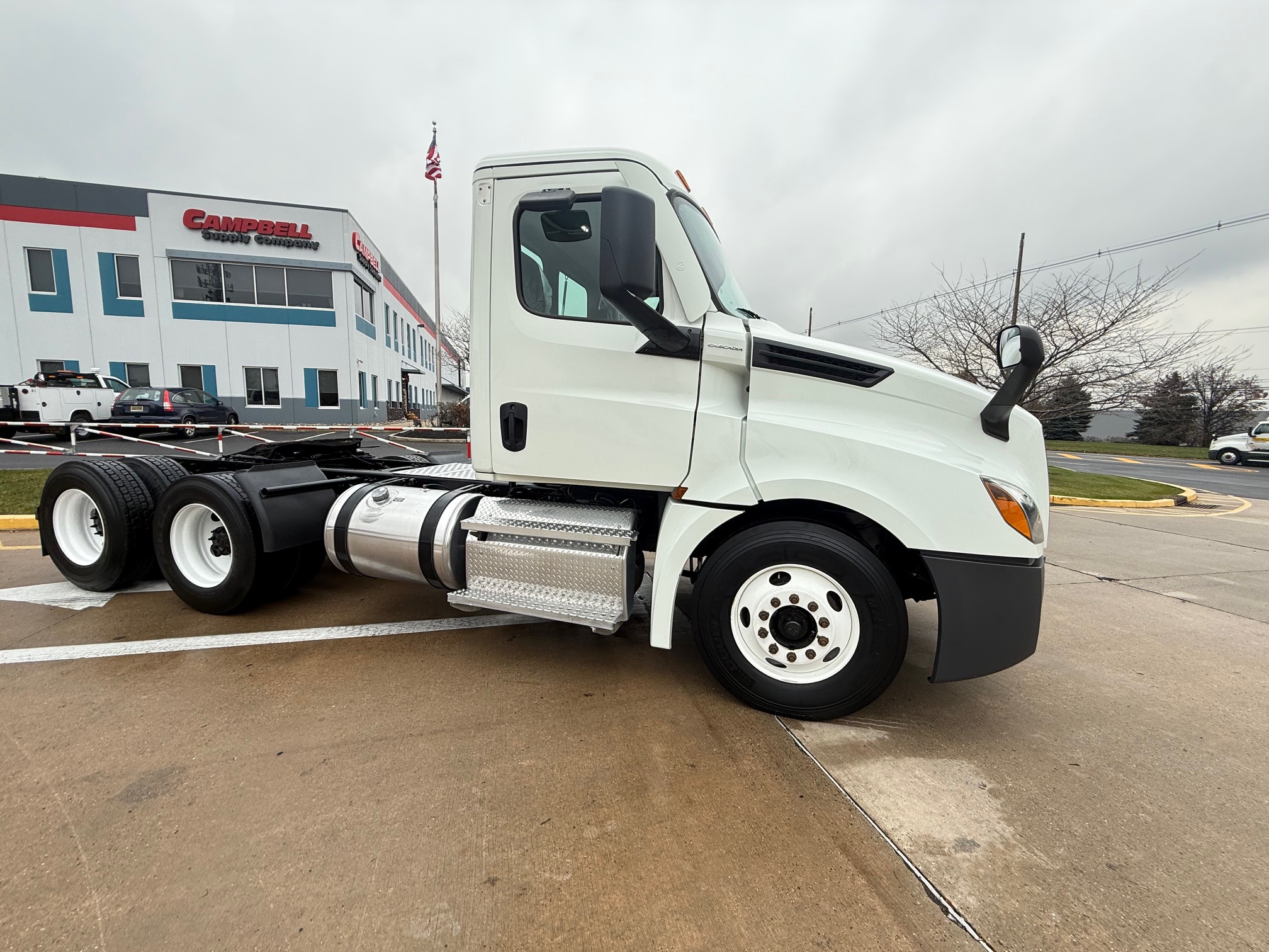 2021 Freightliner CASCADIA 126 2021 Freightliner CASCADIA 126 - image 1 of 6