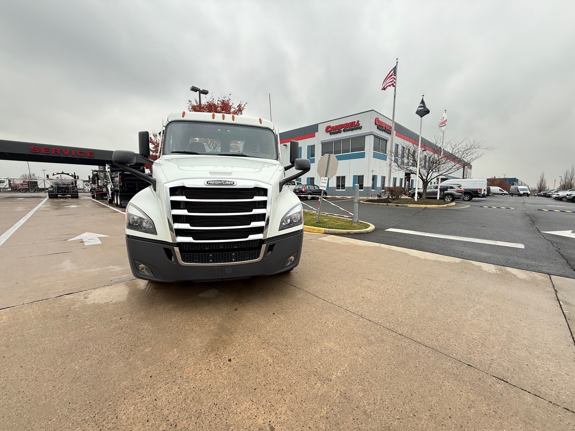 2021 Freightliner CASCADIA 126 2021 Freightliner CASCADIA 126 - image 2 of 6