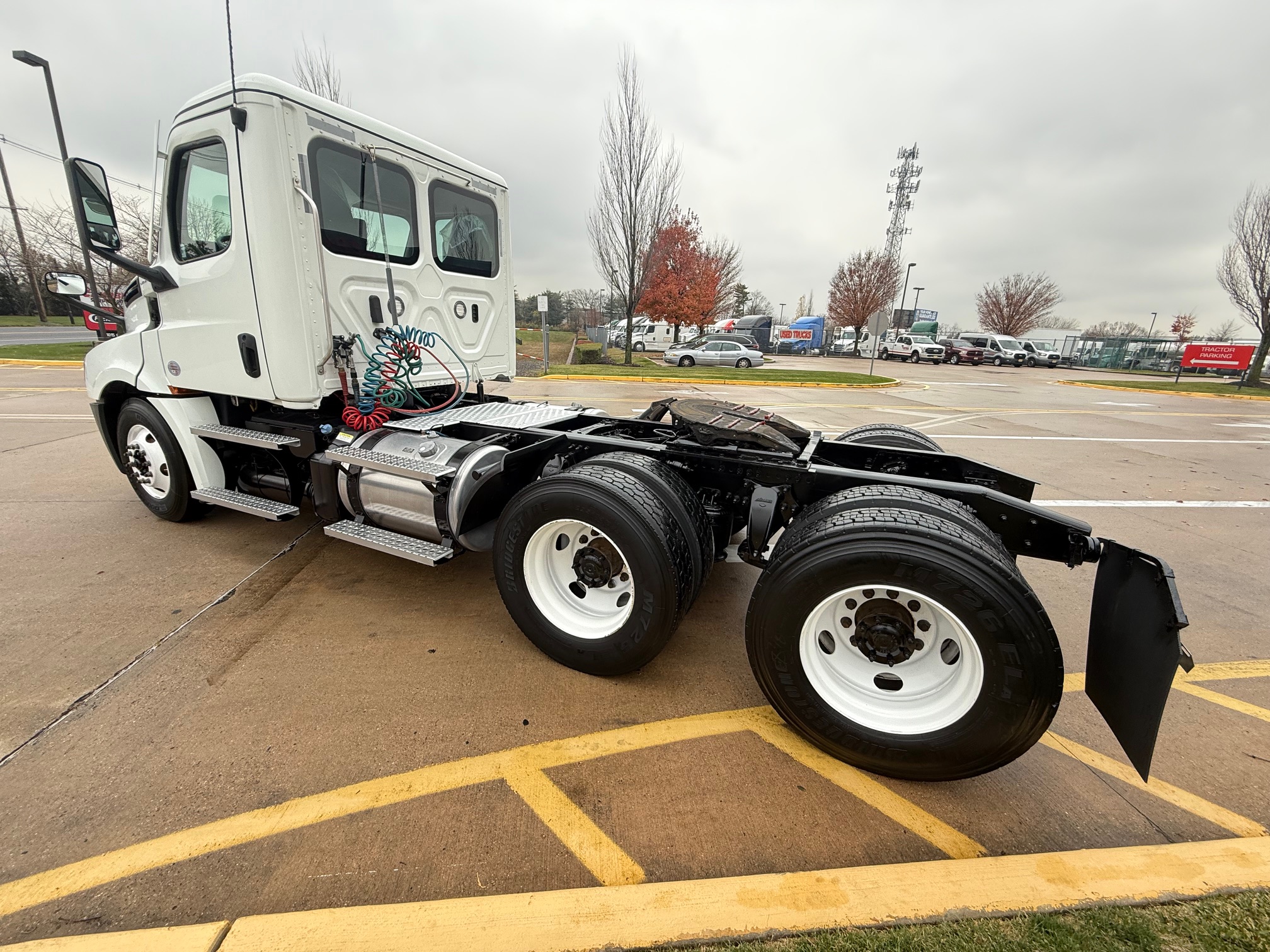 2021 Freightliner CASCADIA 126 2021 Freightliner CASCADIA 126 - image 4 of 6
