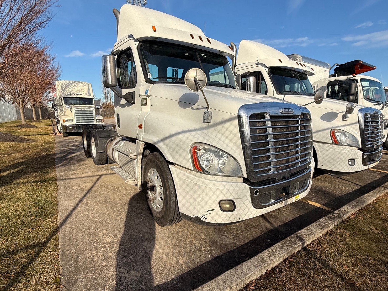 2015 Freightliner CASCADIA 2015 Freightliner CASCADIA - image 2 of 3