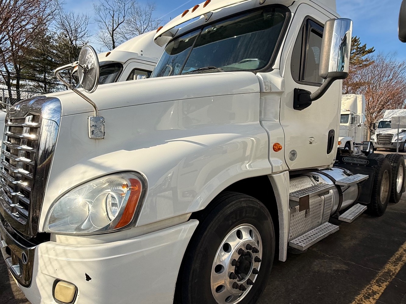 2015 Freightliner CASCADIA 2015 Freightliner CASCADIA - image 3 of 3