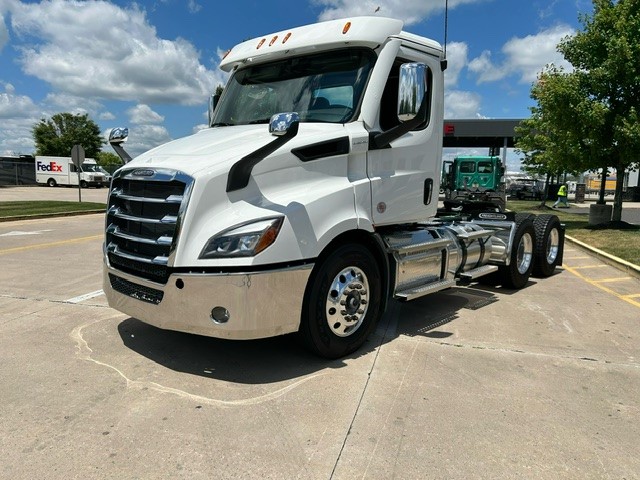 2024 Freightliner Cascadia PE116D - image 3 of 6