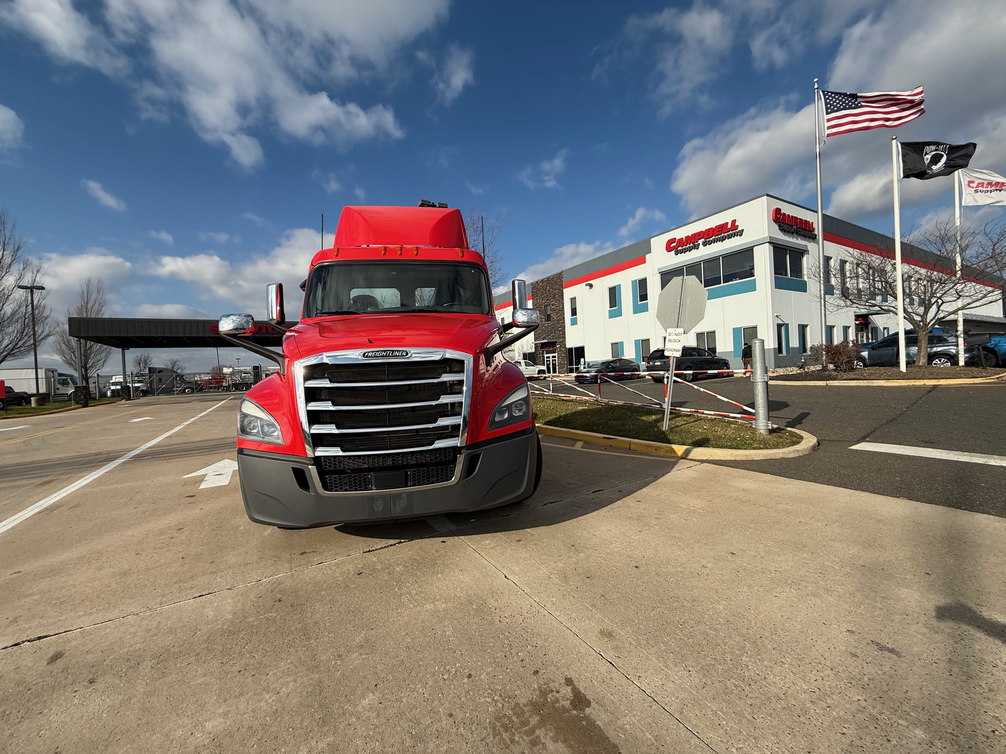 2020 Freightliner CASCADIA 126 - image 2 of 6