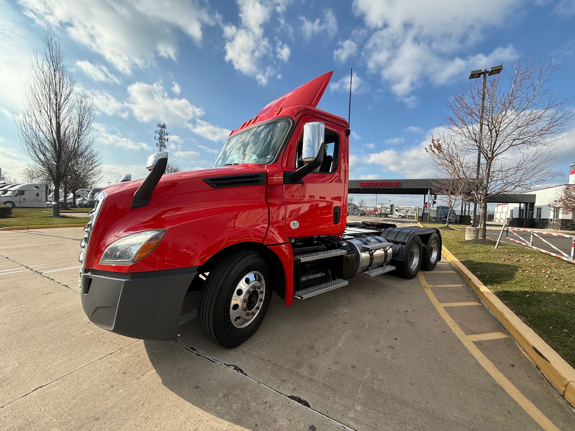 2020 Freightliner CASCADIA 126 - image 3 of 6