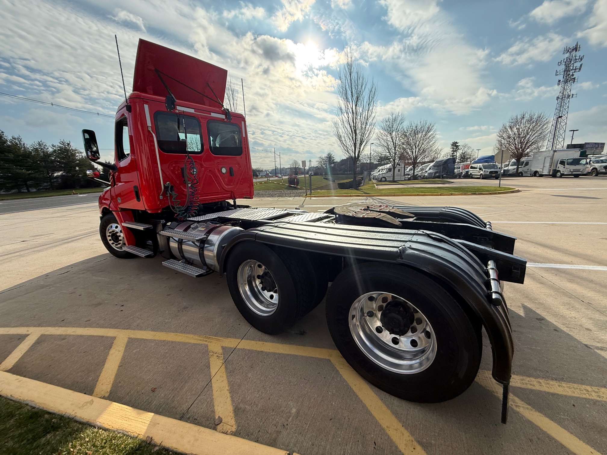 2020 Freightliner CASCADIA 126 - image 4 of 6