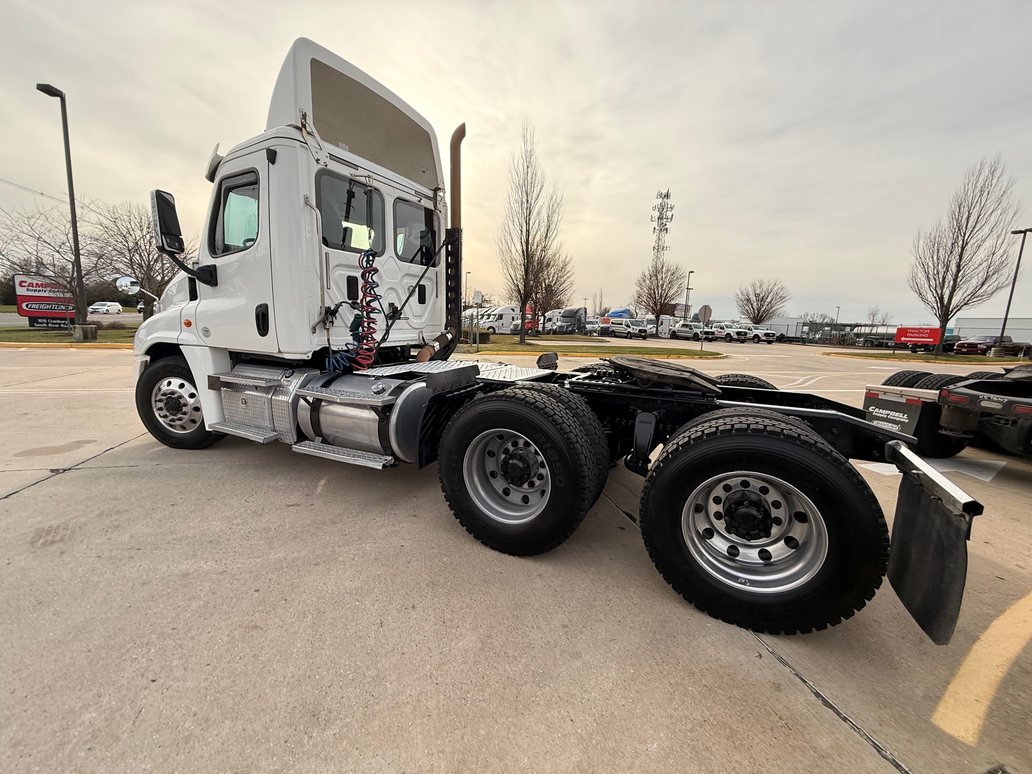 2015 Freightliner CASCADIA 2015 Freightliner CASCADIA - image 4 of 6